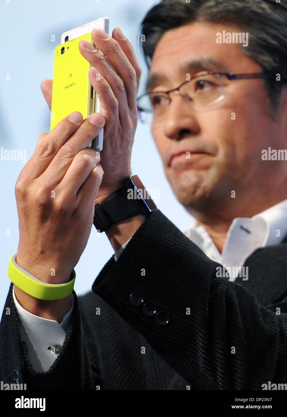 Las Vegas, USA. 06 Jan, 2014. Pdg et président de Sony Mobile Communications, Kunimasa Suzuki, présente le smartphone Xperia Z1 Compact Sony lors d'une conférence de presse qui a eu lieu dans le contexte de la Consumer Electronics Show CES de Las Vegas, USA, 06 janvier 2014. Le salon prendra officiellement place du 07 au 10 janvier 2014. Photo : BRITTA PEDERSEN/dpa/Alamy Live News Banque D'Images