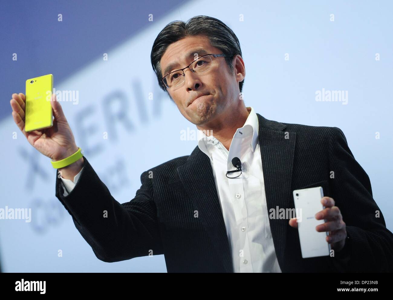 Las Vegas, USA. 06 Jan, 2014. Pdg et président de Sony Mobile Communications, Kunimasa Suzuki, présente le smartphone Xperia Z1 Compact Sony lors d'une conférence de presse qui a eu lieu dans le contexte de la Consumer Electronics Show CES de Las Vegas, USA, 06 janvier 2014. Le salon prendra officiellement place du 07 au 10 janvier 2014. Photo : BRITTA PEDERSEN/dpa/Alamy Live News Banque D'Images