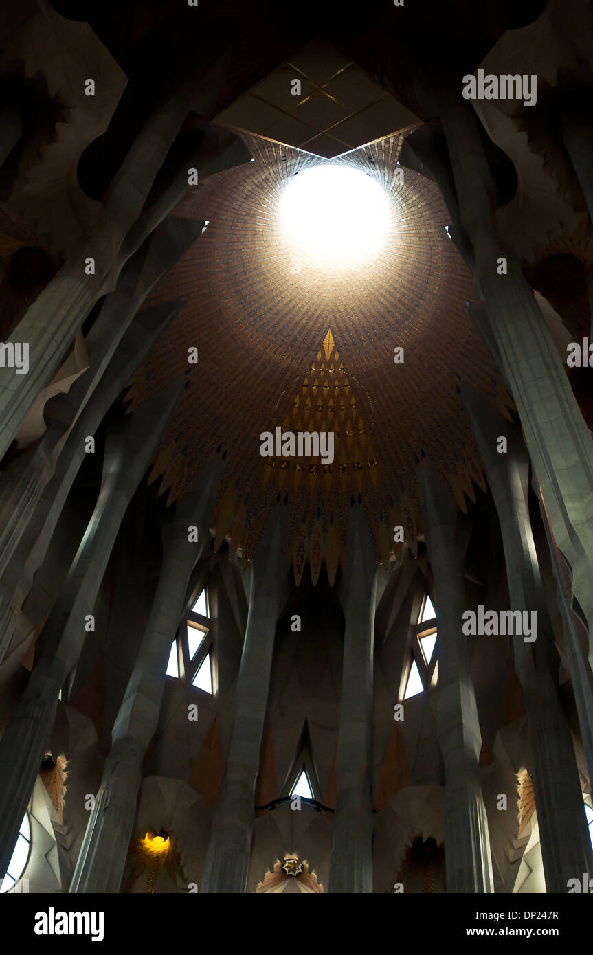 La lumière provenant de la coupole au-dessus de l'autel, l'intérieur de la Sagrada Familia, Barcelone, Catalogne, Espagne Banque D'Images