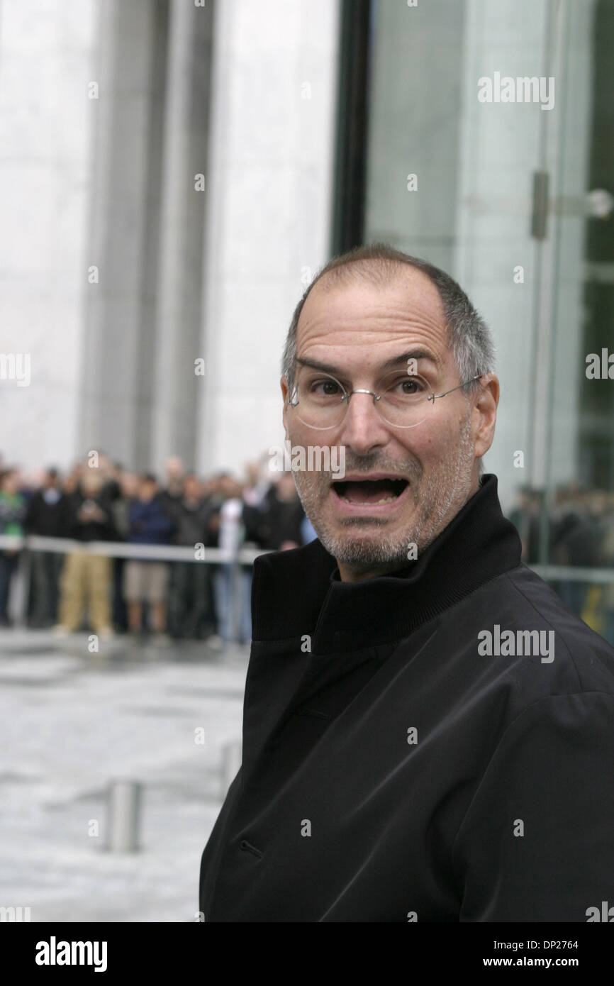 19 mai, 2006 ; New York, NY, USA ; Steve Jobs, CEO d'Apple Computer au  cours de l'ouverture de l'Apple Store Cinquième Avenue entre la 58e et la  59e rue à Manhattan.