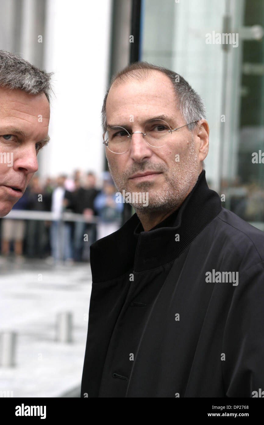 19 mai, 2006 ; New York, NY, USA ; Steve Jobs, CEO d'Apple Computer au  cours de l'ouverture de l'Apple Store Cinquième Avenue entre la 58e et la  59e rue à Manhattan.