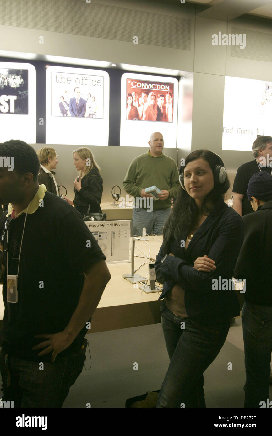 19 mai, 2006 ; New York, NY, USA ; Shoppers essayer produits Apple pendant la soirée d'ouverture de l'Apple Store Cinquième Avenue entre la 58e et la 59e rue à Manhattan. Le nouveau magasin Apple est la plus grande et le premier magasin qui sera ouvert 24 heures sur 24, 365 jours par année et les gens attendent longtemps après minuit pour avoir un aperçu de la boutique. Crédit obligatoire : Photo par Harald Franzen/ZUMA Press. (©) Co Banque D'Images 19 mai, 2006 ; New York, NY, USA ; Shoppers essayer produits Apple pendant la soirée d'ouverture de l'Apple Store Cinquième Avenue entre la 58e et la 59e rue à Manhattan. Le nouveau magasin Apple est la plus grande et le premier magasin qui sera ouvert 24 heures sur 24, 365 jours par année et les gens attendent longtemps après minuit pour avoir un aperçu de la boutique. Crédit obligatoire : Photo par Harald Franzen/ZUMA Press. (©) Co Banque D'Images