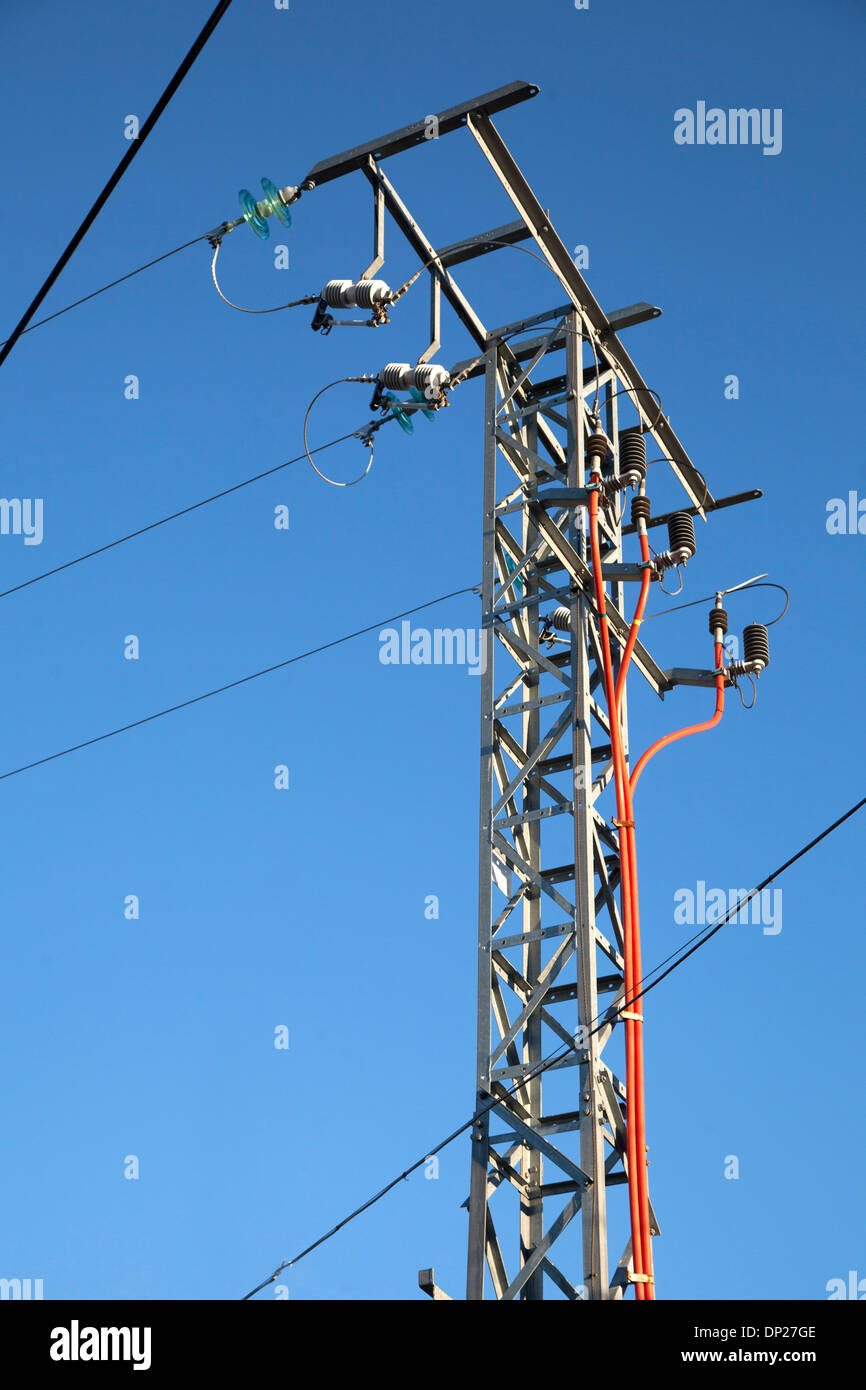 Pylône de l'électricité sur un ciel bleu Banque D'Images