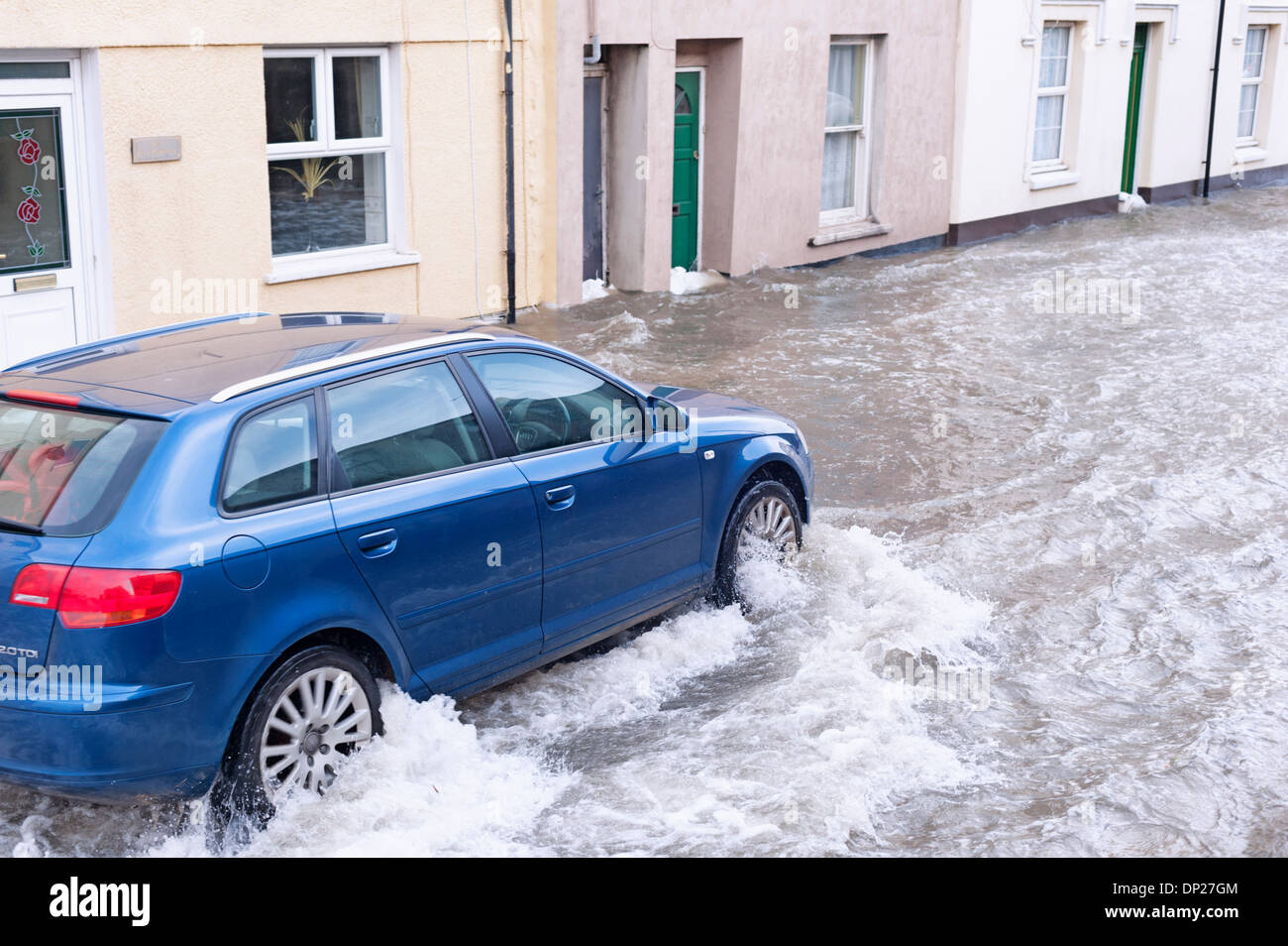 UK - voiture roulant à travers l'eau d'inondation Banque D'Images