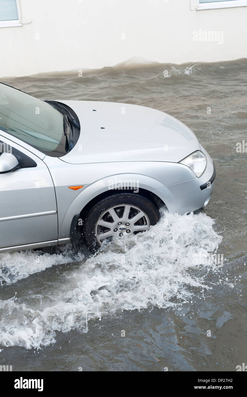 UK - voiture roulant à travers l'eau d'inondation Banque D'Images