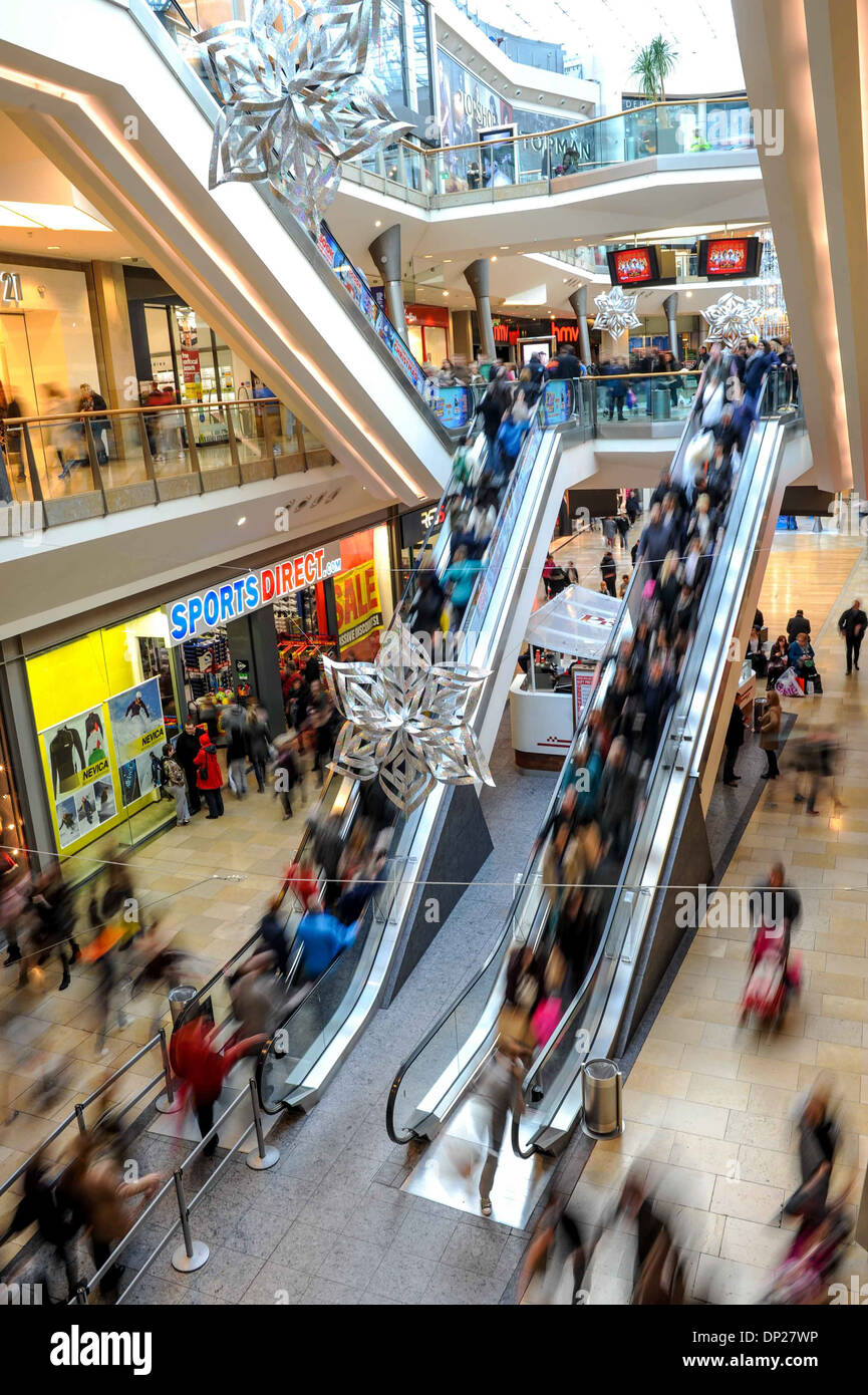 La foule des consommateurs à la recherche de cadeaux de Noël dans le centre commercial Bullring Banque D'Images