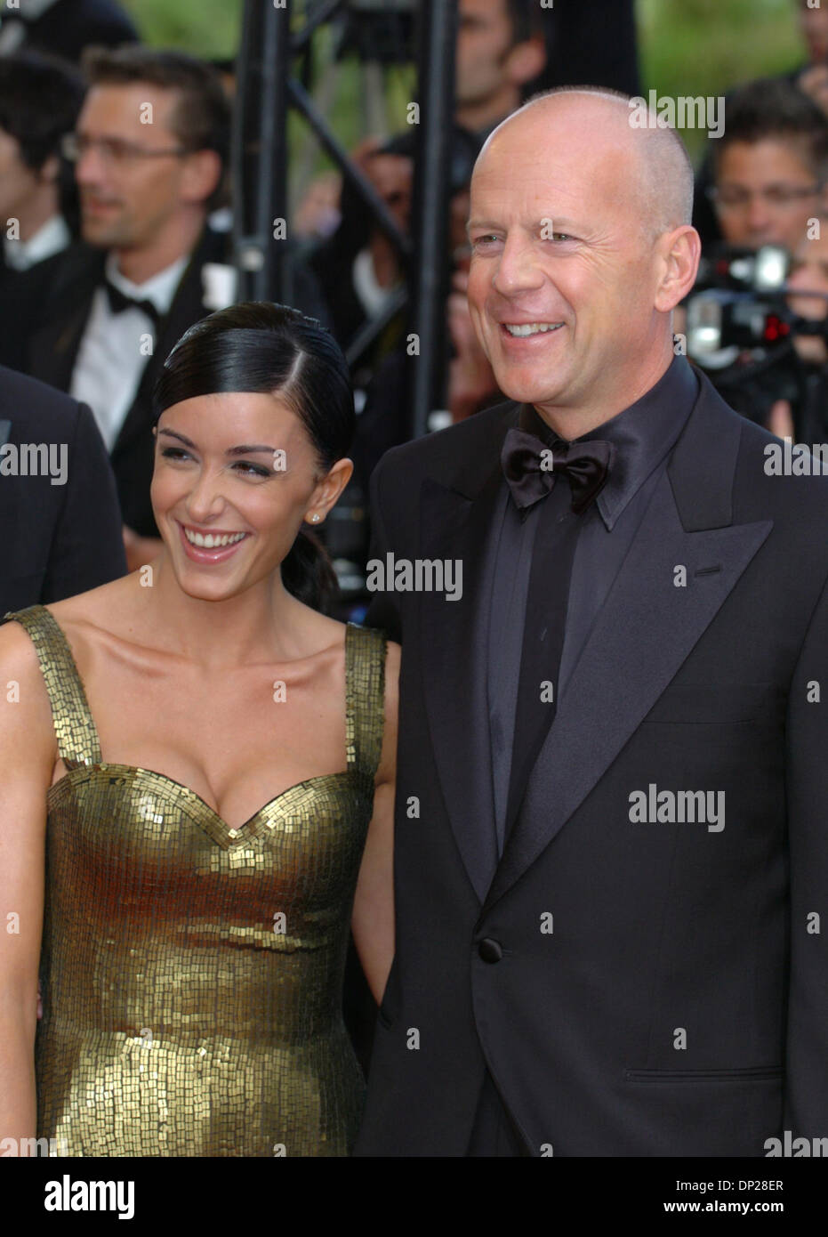 21 mai 2006, Cannes, France ; Singer Jenifer Bartoli et l'acteur Bruce Willis au 'Over the Hedge' première mondiale au 59ème Festival de Cannes. Crédit obligatoire : Photo par Frédéric/Injimbert ZUMA Press. (©) Copyright 2006 by Frederic Injimbert Banque D'Images