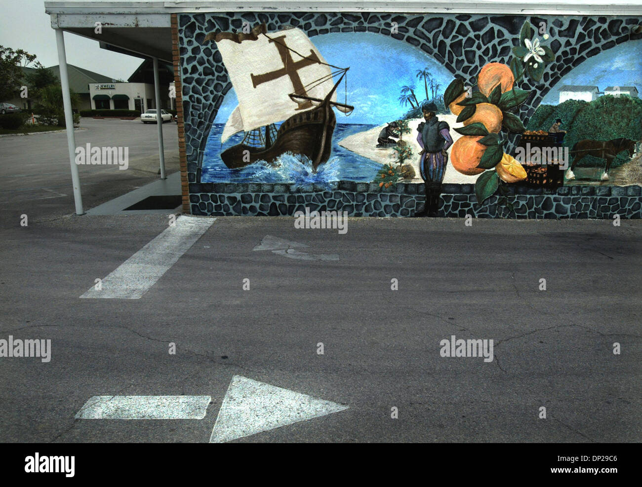 23 mai, 2006 ; Clermont, FL, USA ; sur le côté d'un immeuble à la base de la tour d'agrumes, une murale commémorant l'histoire des agrumes en Floride commence par une vue d'artiste d'explorateurs espagnols petite plantation d'orangers sur plage de sable fin, un galion espagnol à full sail sur la gauche. Selon un article intitulé "l'aga d'Agrumes' à la Florida Citrus site vitrine : Banque D'Images