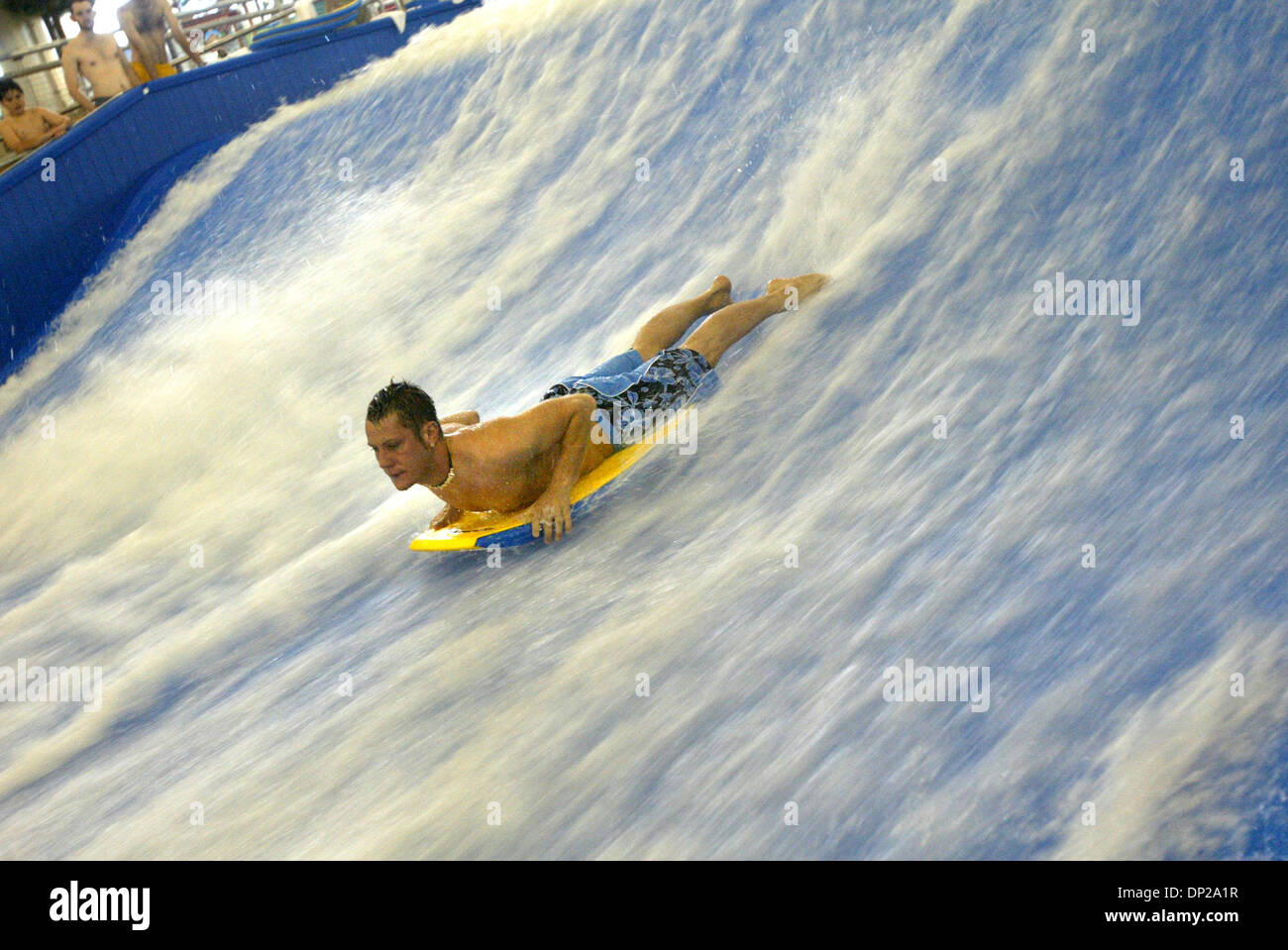 24 mai, 2006 ; Bloomington, Minnesota, États-Unis - NATE BECKER, de Saint Paul, manèges le Flowrider pour la troisième journée consécutive au Grand Logde indoor water park. (Crédit : © Renee Jones Schneider/Minneapolis Star Tribune/ZUMA Press) Banque D'Images