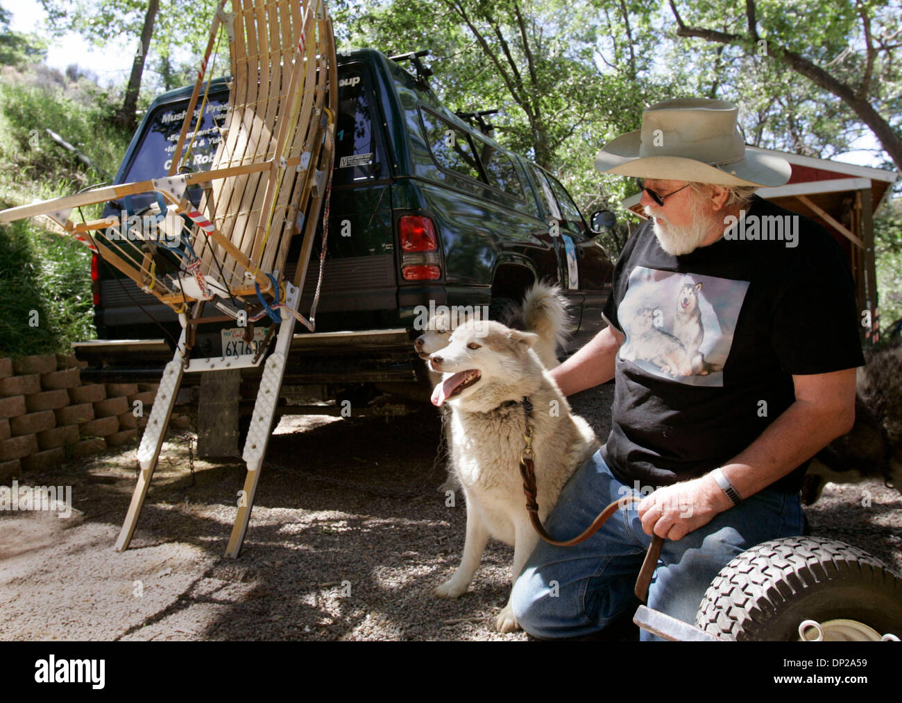 24 mai, 2006 ; Julien, CA, USA ; ROBERT DREWERY, ex-musher en Alaska, a montré de son traîneau et les chiens qu'il utilise pour le tirer. Crédit obligatoire : Photo de Don Kohlbauer/SDU-T/ZUMA Press. (©) Copyright 2006 by SDU-T Banque D'Images