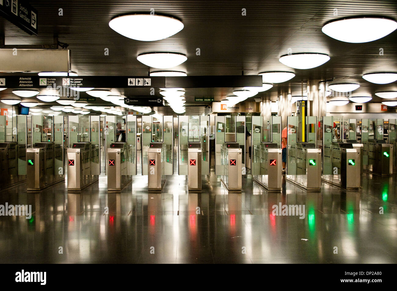 La station de métro Sagrera Ticket gates, Barcelone, Catalogne, Espagne Banque D'Images