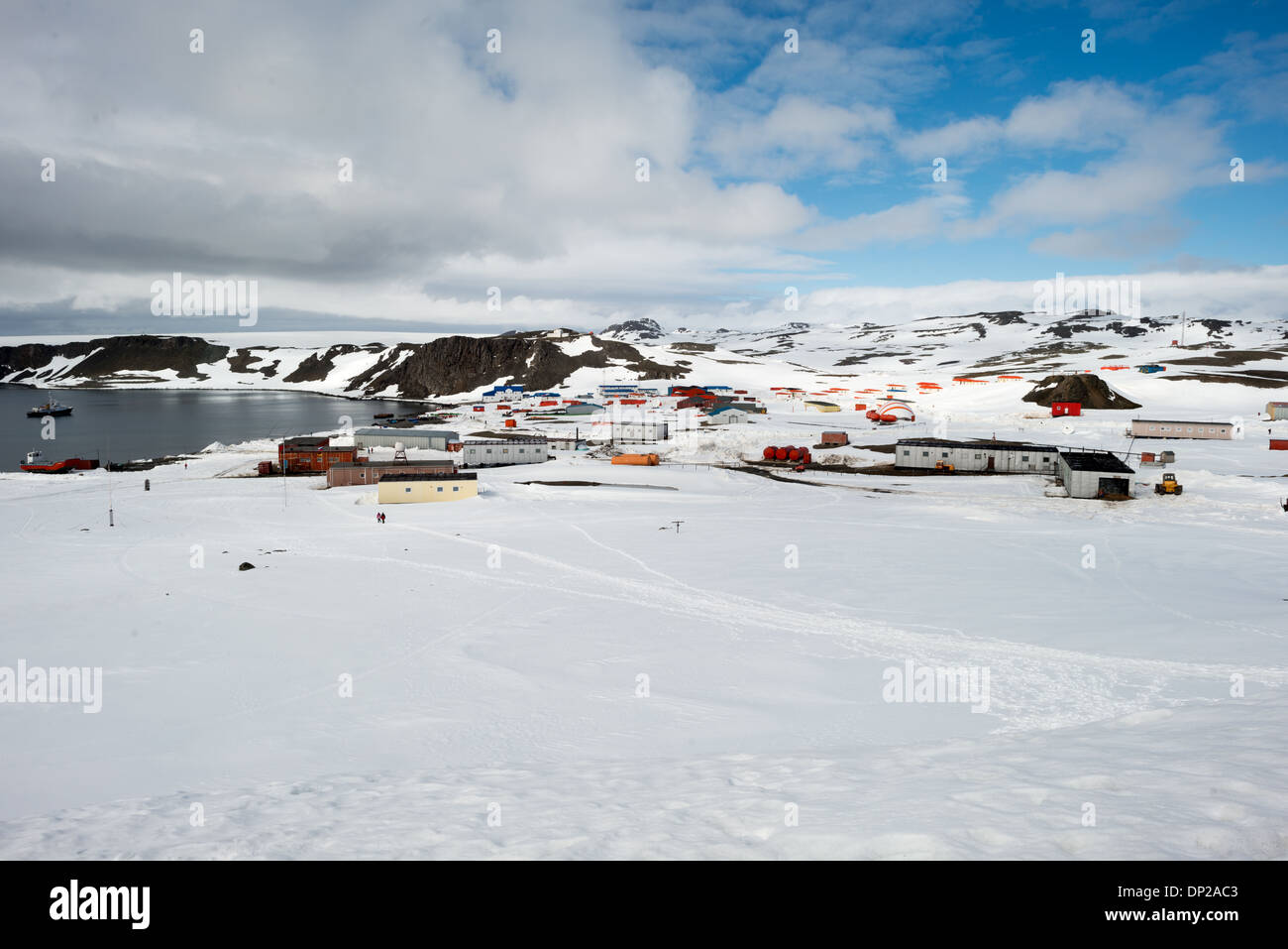 Station Bellingshausen base Frei Island King George Island Antarctique // SOUTH SHETLAND ISLANDS, Antarctique — une vue surélevée de la station Bellingshausen et de la base Frei sur l'île King George, mettant en valeur la présence collaborative d'installations de recherche russes et chiliennes en Antarctique. Ces stations font partie de la communauté scientifique internationale opérant dans le cadre du système du Traité sur l'Antarctique, qui promeut la recherche pacifique et la coopération sur le continent. L'île King George est la plus grande des îles Shetland du Sud et sert de plaque tournante pour la recherche scientifique dans la région. Banque D'Images