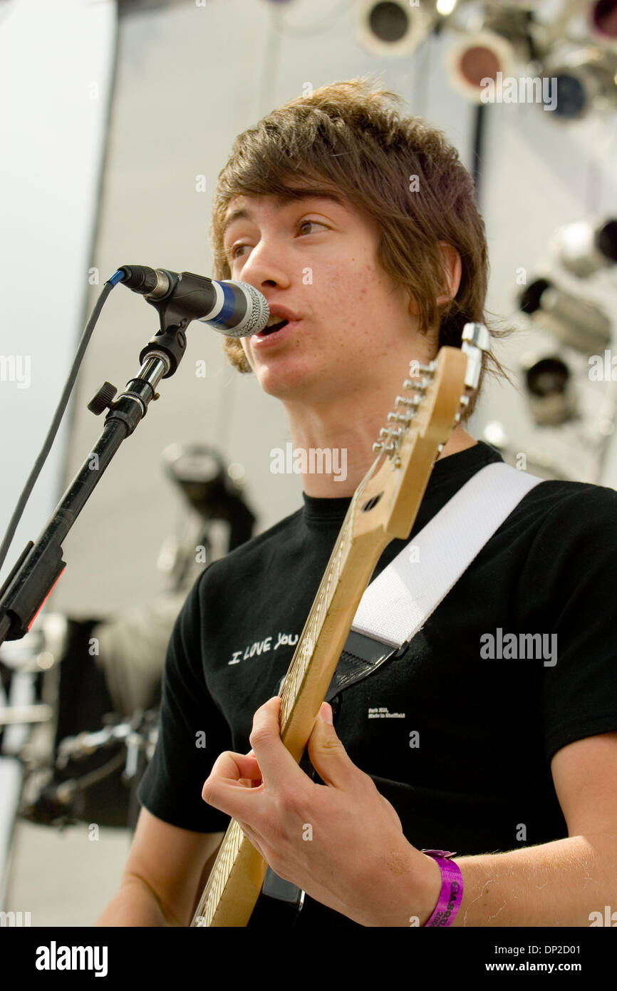 28 mai, 2006 ; George, WA, USA ; Sheffield, South Yorkshire band Arctic Monkeys avec Alex Turner (chanteur/guitariste), Jamie Cook (guitariste), Andy Nicholson (basse) et Matt Helders (batterie) sur la troisième journée du Sasquatch Music Festival qui a eu lieu dans le cadre magnifique de la gorge Amphitheatre malgré la menace de pluie. Le soleil est sorti, tout comme la foule, avec trois enterrements Banque D'Images 28 mai, 2006 ; George, WA, USA ; Sheffield, South Yorkshire band Arctic Monkeys avec Alex Turner (chanteur/guitariste), Jamie Cook (guitariste), Andy Nicholson (basse) et Matt Helders (batterie) sur la troisième journée du Sasquatch Music Festival qui a eu lieu dans le cadre magnifique de la gorge Amphitheatre malgré la menace de pluie. Le soleil est sorti, tout comme la foule, avec trois enterrements Banque D'Images