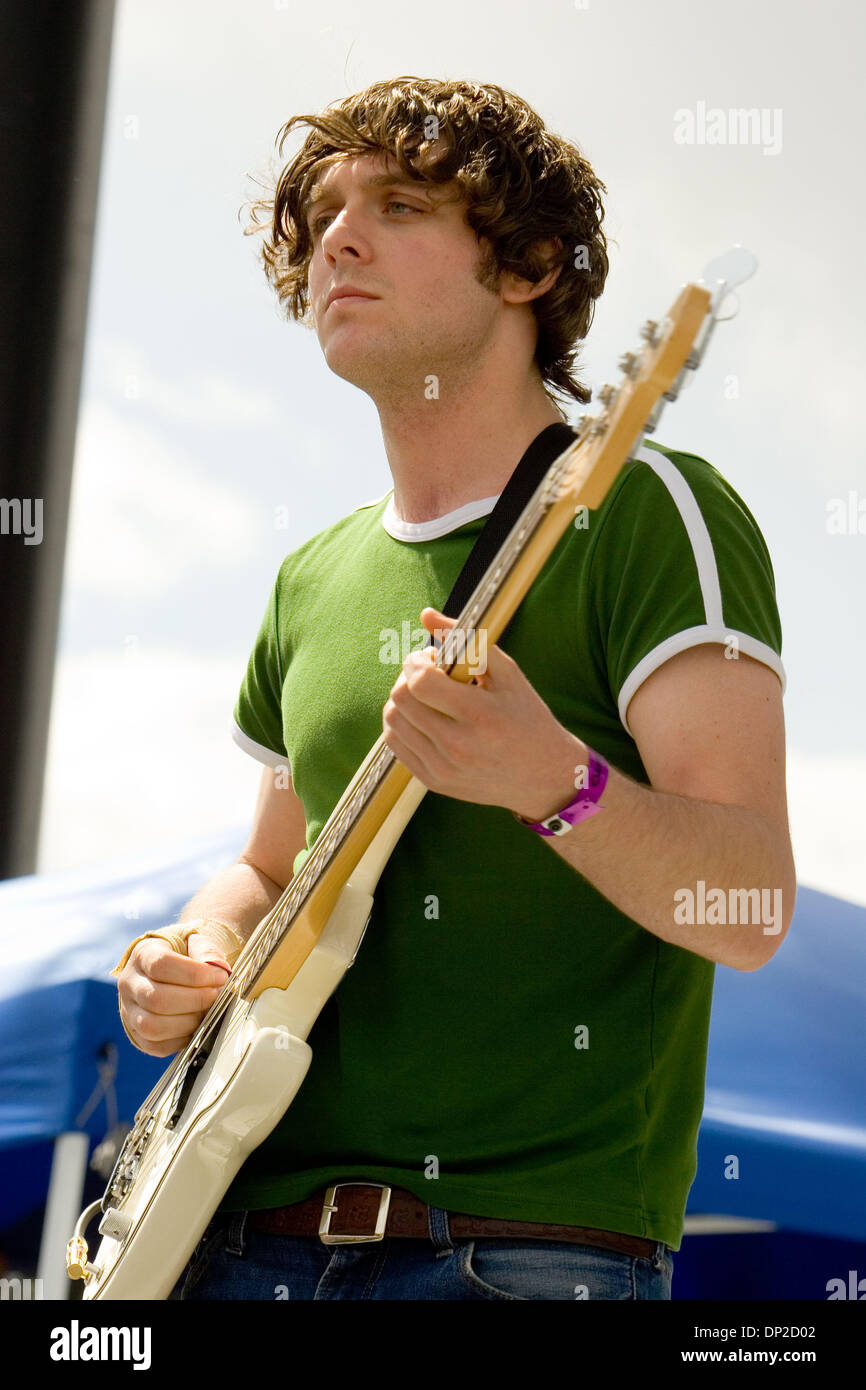 28 mai, 2006 ; George, WA, USA ; Sheffield, South Yorkshire band Arctic Monkeys avec Alex Turner (chanteur/guitariste), Jamie Cook (guitariste), Andy Nicholson (basse) et Matt Helders (batterie) sur la troisième journée du Sasquatch Music Festival qui a eu lieu dans le cadre magnifique de la gorge Amphitheatre malgré la menace de pluie. Le soleil est sorti, tout comme la foule, avec trois enterrements Banque D'Images 28 mai, 2006 ; George, WA, USA ; Sheffield, South Yorkshire band Arctic Monkeys avec Alex Turner (chanteur/guitariste), Jamie Cook (guitariste), Andy Nicholson (basse) et Matt Helders (batterie) sur la troisième journée du Sasquatch Music Festival qui a eu lieu dans le cadre magnifique de la gorge Amphitheatre malgré la menace de pluie. Le soleil est sorti, tout comme la foule, avec trois enterrements Banque D'Images