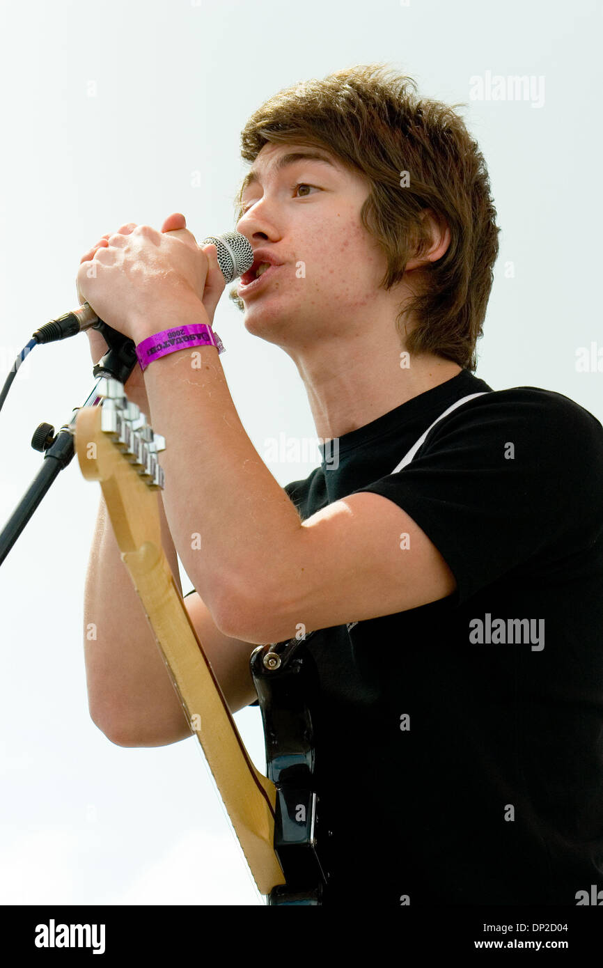 28 mai, 2006 ; George, WA, USA ; Sheffield, South Yorkshire band Arctic Monkeys avec Alex Turner (chanteur/guitariste), Jamie Cook (guitariste), Andy Nicholson (basse) et Matt Helders (batterie) sur la troisième journée du Sasquatch Music Festival qui a eu lieu dans le cadre magnifique de la gorge Amphitheatre malgré la menace de pluie. Le soleil est sorti, tout comme la foule, avec trois enterrements Banque D'Images 28 mai, 2006 ; George, WA, USA ; Sheffield, South Yorkshire band Arctic Monkeys avec Alex Turner (chanteur/guitariste), Jamie Cook (guitariste), Andy Nicholson (basse) et Matt Helders (batterie) sur la troisième journée du Sasquatch Music Festival qui a eu lieu dans le cadre magnifique de la gorge Amphitheatre malgré la menace de pluie. Le soleil est sorti, tout comme la foule, avec trois enterrements Banque D'Images