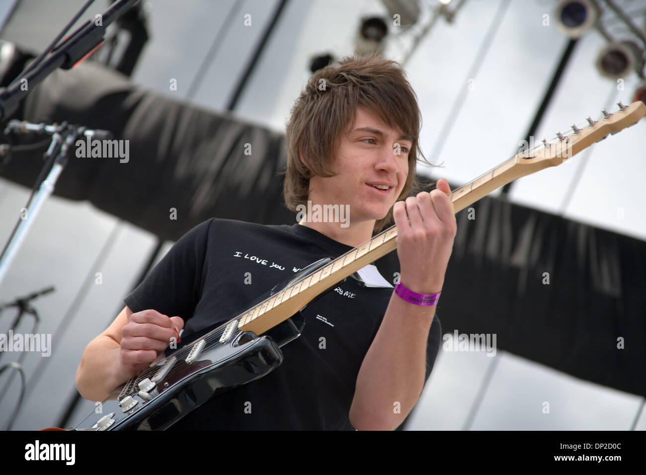 28 mai, 2006 ; George, WA, USA ; Sheffield, South Yorkshire band Arctic Monkeys avec Alex Turner (chanteur/guitariste), Jamie Cook (guitariste), Andy Nicholson (basse) et Matt Helders (batterie) sur la troisième journée du Sasquatch Music Festival qui a eu lieu dans le cadre magnifique de la gorge Amphitheatre malgré la menace de pluie. Le soleil est sorti, tout comme la foule, avec trois enterrements Banque D'Images 28 mai, 2006 ; George, WA, USA ; Sheffield, South Yorkshire band Arctic Monkeys avec Alex Turner (chanteur/guitariste), Jamie Cook (guitariste), Andy Nicholson (basse) et Matt Helders (batterie) sur la troisième journée du Sasquatch Music Festival qui a eu lieu dans le cadre magnifique de la gorge Amphitheatre malgré la menace de pluie. Le soleil est sorti, tout comme la foule, avec trois enterrements Banque D'Images