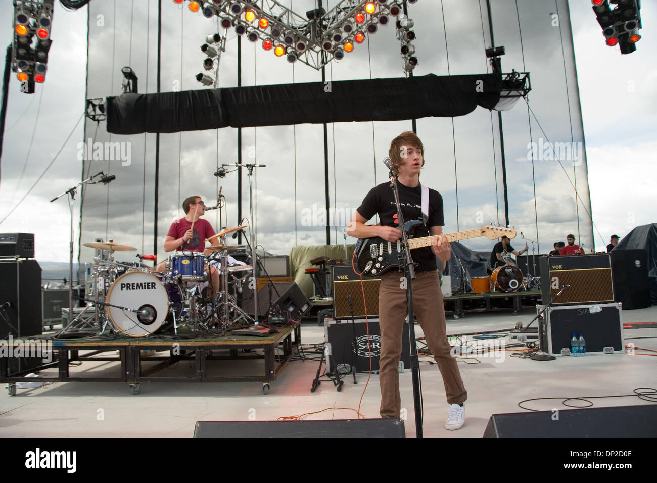 28 mai, 2006 ; George, WA, USA ; Sheffield, South Yorkshire band Arctic Monkeys avec Alex Turner (chanteur/guitariste), Jamie Cook (guitariste), Andy Nicholson (basse) et Matt Helders (batterie) sur la troisième journée du Sasquatch Music Festival qui a eu lieu dans le cadre magnifique de la gorge Amphitheatre malgré la menace de pluie. Le soleil est sorti, tout comme la foule, avec trois enterrements Banque D'Images 28 mai, 2006 ; George, WA, USA ; Sheffield, South Yorkshire band Arctic Monkeys avec Alex Turner (chanteur/guitariste), Jamie Cook (guitariste), Andy Nicholson (basse) et Matt Helders (batterie) sur la troisième journée du Sasquatch Music Festival qui a eu lieu dans le cadre magnifique de la gorge Amphitheatre malgré la menace de pluie. Le soleil est sorti, tout comme la foule, avec trois enterrements Banque D'Images