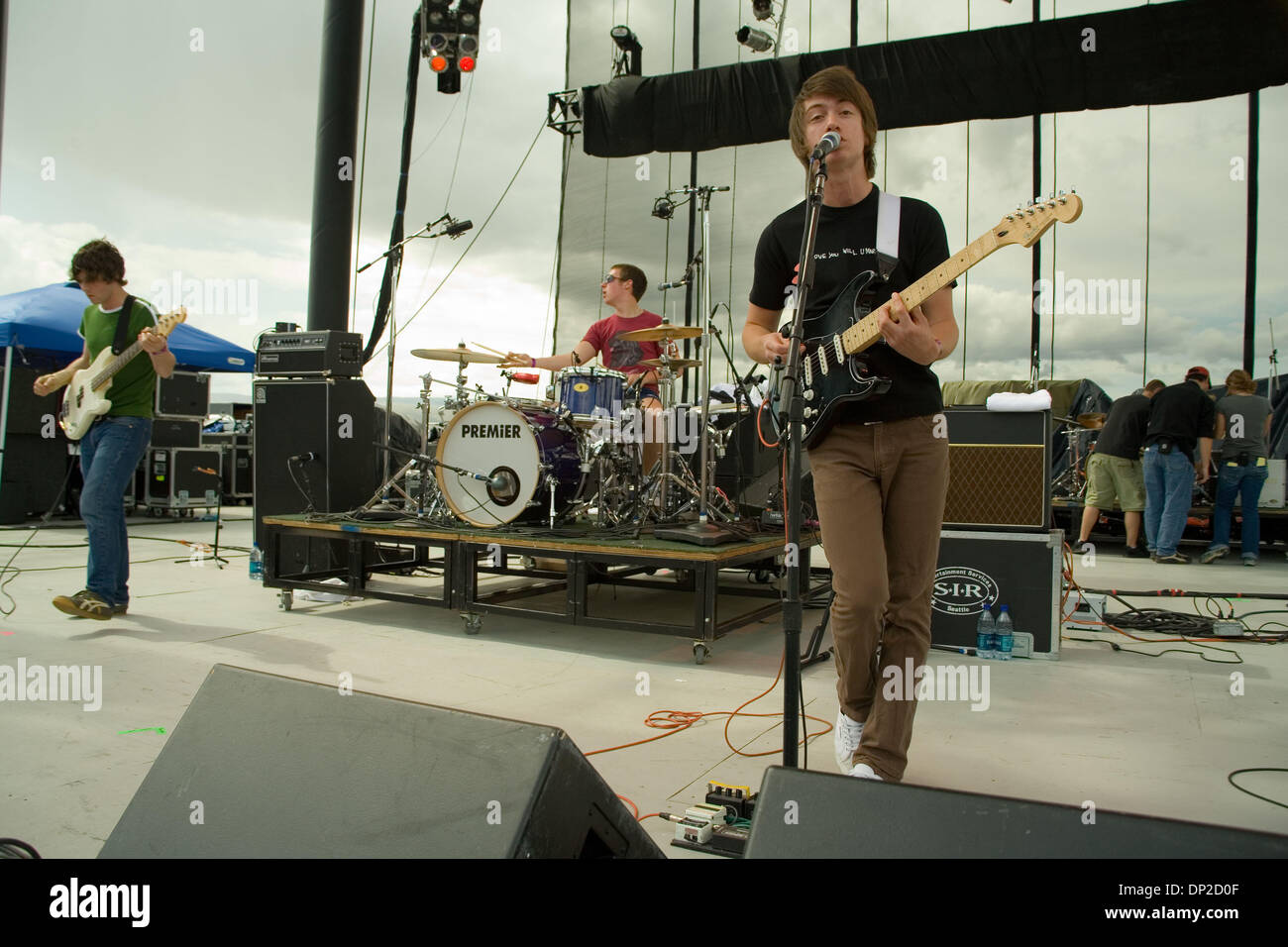 28 mai, 2006 ; George, WA, USA ; Sheffield, South Yorkshire band Arctic Monkeys avec Alex Turner (chanteur/guitariste), Jamie Cook (guitariste), Andy Nicholson (basse) et Matt Helders (batterie) sur la troisième journée du Sasquatch Music Festival qui a eu lieu dans le cadre magnifique de la gorge Amphitheatre malgré la menace de pluie. Le soleil est sorti, tout comme la foule, avec trois enterrements Banque D'Images 28 mai, 2006 ; George, WA, USA ; Sheffield, South Yorkshire band Arctic Monkeys avec Alex Turner (chanteur/guitariste), Jamie Cook (guitariste), Andy Nicholson (basse) et Matt Helders (batterie) sur la troisième journée du Sasquatch Music Festival qui a eu lieu dans le cadre magnifique de la gorge Amphitheatre malgré la menace de pluie. Le soleil est sorti, tout comme la foule, avec trois enterrements Banque D'Images