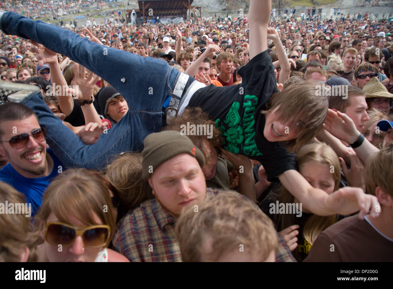 28 mai, 2006 ; George, WA, USA ; Crowd surfing au cours de la Sheffield, South Yorkshire band performance Arctic Monkeys sur la troisième journée du Sasquatch Music Festival qui a eu lieu dans le cadre magnifique de la gorge Amphitheatre malgré la menace de pluie. Le soleil est sorti, tout comme la foule, avec trois étapes et c'est des c'était difficile de choisir qui à regarder. Crédit obligatoire : Pho Banque D'Images 28 mai, 2006 ; George, WA, USA ; Crowd surfing au cours de la Sheffield, South Yorkshire band performance Arctic Monkeys sur la troisième journée du Sasquatch Music Festival qui a eu lieu dans le cadre magnifique de la gorge Amphitheatre malgré la menace de pluie. Le soleil est sorti, tout comme la foule, avec trois étapes et c'est des c'était difficile de choisir qui à regarder. Crédit obligatoire : Pho Banque D'Images