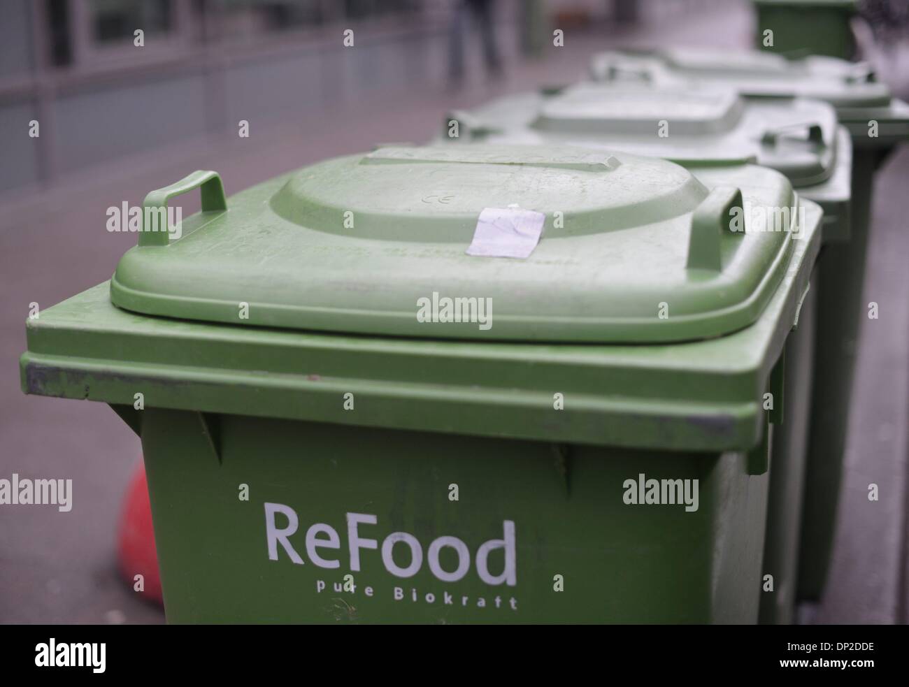 Les poubelles de la société "ReFood' sont d'un séjour dans une salle d'obtenir ramassé à partir de la collecte des ordures dans la région de Hannover, Allemagne, 6. Janvier 2014. Photo : Frank May Banque D'Images