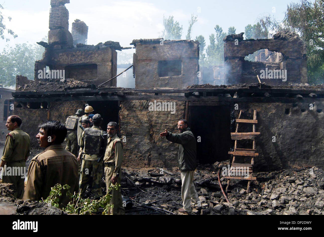 30 mai, 2006 ; Tral, Cachemire, Inde ; des soldats indiens entrée pour rechercher une maison qui a été détruite au cours d'une fusillade à tral, 45 km (28 miles) au sud de Srinagar, 30 mai 2006. Deux militants séparatistes Hizbul Mujahideen, appartenant à l'organisation militante de première ligne du Cachemire ont été tués et une maison d'habitation a été détruit lors de l'échange de tirs entre les forces de sécurité et mili Banque D'Images