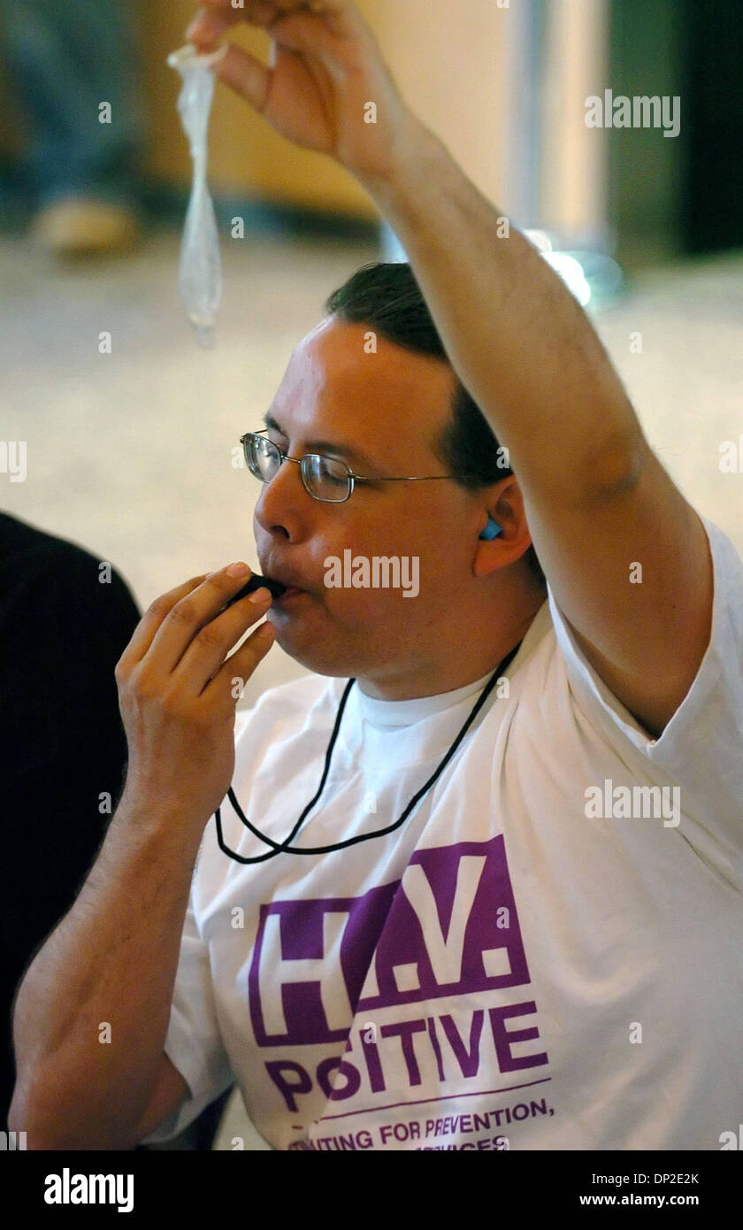 31 mai 2006, Manhattan, NY, USA ; un activiste du SIDA de coups un sifflet tout en maintenant un préservatif que les militants du SIDA de Housing Works, ACT UP/New York et l'étudiant campagne mondiale de sida rally dans le hall des bureaux de l'ambassadeur John Bolton à l'ONU la Mission américaine auprès de l'Organisation des Nations Unies. Les militants, qui se sont enchaînés ensemble, tenté de remettre une lettre exigeant tha Banque D'Images