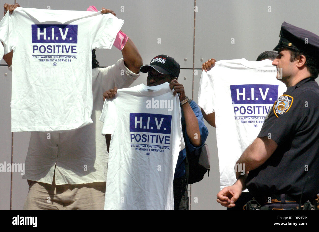 31 mai 2006, Manhattan, NY, USA ; un agent de police est sur en tant que militants contenir jusqu't-shirts à l'extérieur de la mission américaine à l'ONU SIDA des militants de Housing Works, ACT UP/New York et l'étudiant campagne mondiale de sida rally dans le hall des bureaux de l'ambassadeur John Bolton à l'ONU la Mission américaine auprès de l'Organisation des Nations Unies. Les militants, qui se sont enchaînés ensemble, tenté de Banque D'Images