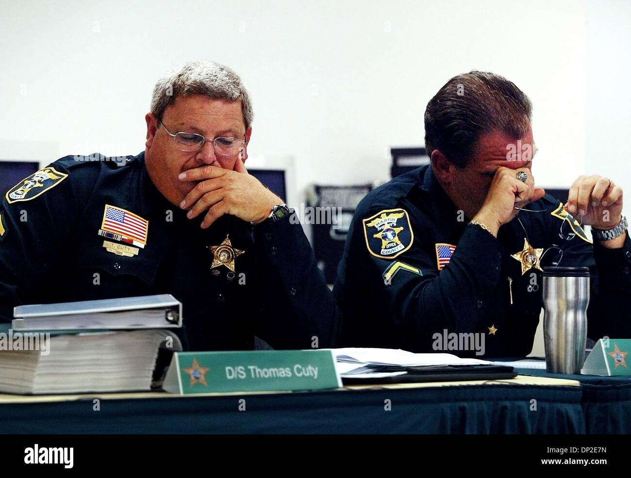 31 mai, 2006 ; Stuart, FL, USA ; Martin County Sheriff Députés Thomas Cuty (à gauche) et Doug Moore (à droite), tous deux membres du comité d'appel, contempler au cours de l'ancien Martin County Sheriff's Office Jack Adjoint du Munse cessation d'audience d'appel à la Martin County Sheriff's Office Administration bureaux à Martin County Airport/Champ Witham mercredi à Stuart. Cre obligatoire Banque D'Images