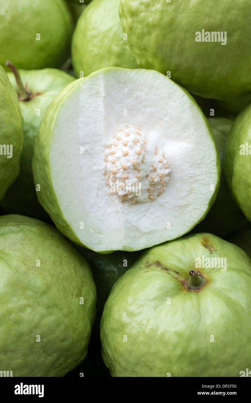 Pomme verte fruits goyave en vente soi Silom Bangkok marché 20 Banque D'Images