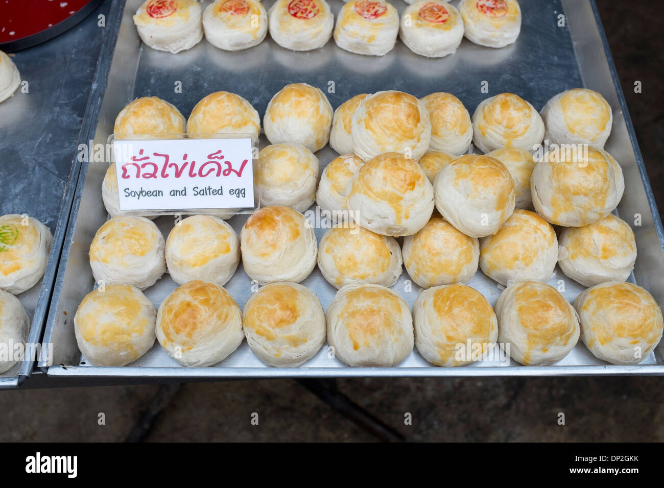 Le soja et l'oeuf salé gâteaux en vente Banque D'Images