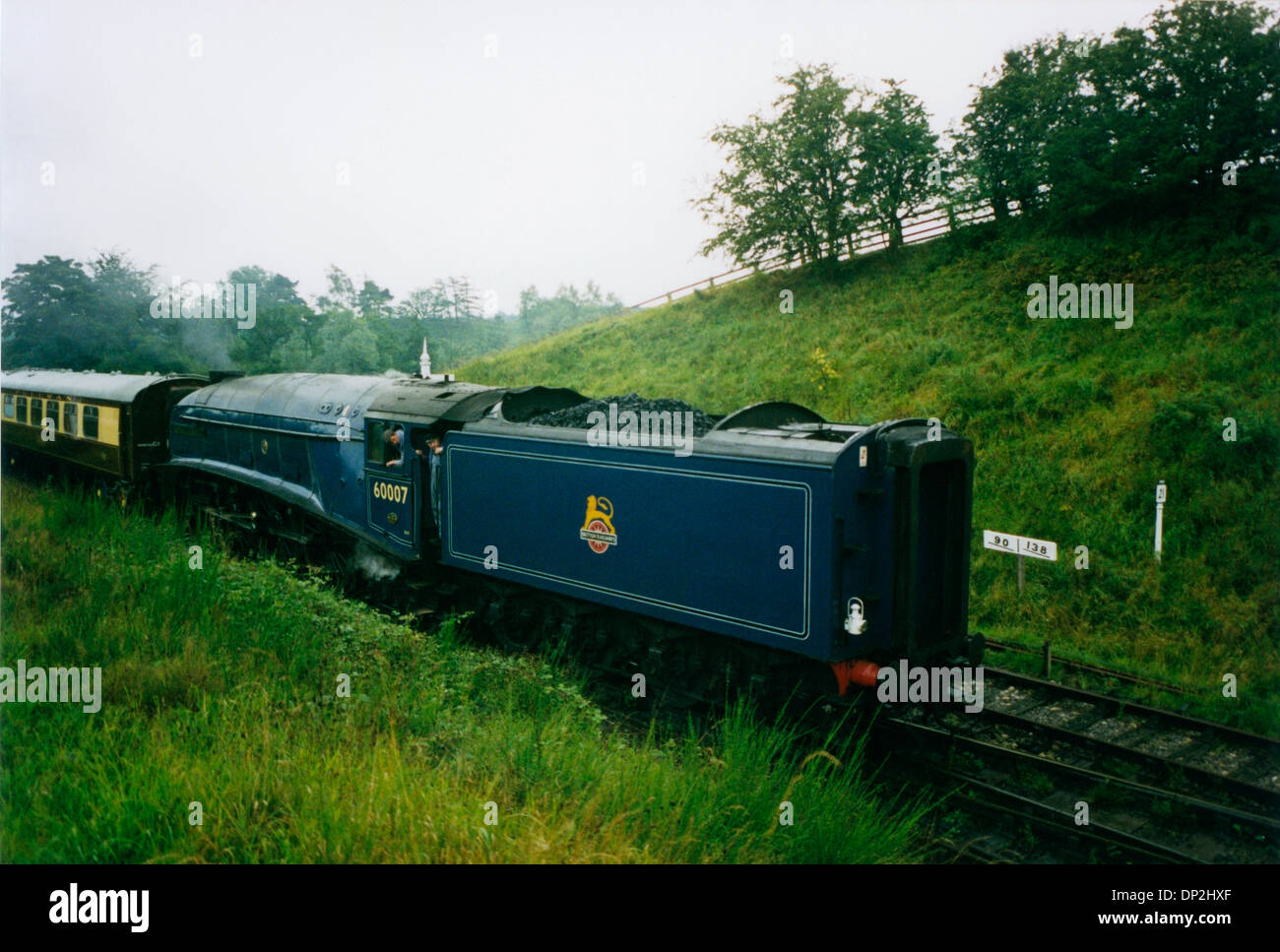 British Rail moteur à vapeur voitures poussant dans la campagne Banque D'Images