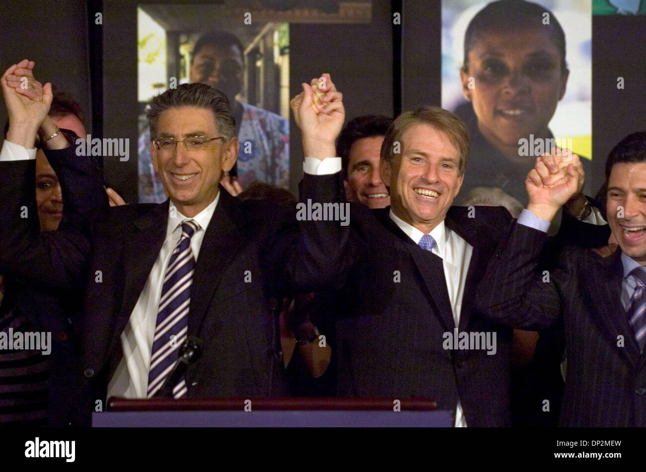 Juin 07, 2006 ; Los Angeles, CA, USA ; trésorier de l'État de Californie et candidat démocrate pour gouverneur PHIL ANGELIDES, gauche, et de la Californie Controller STEVE WESTLY lever les mains dans la solidarité comme ils sont rejoints sur scène par Fabian Nunez, président de l'assemblée générale de l'État, droit, à l'unité d'une conférence de presse le mercredi 7 juin 2006, à Los Angeles. Crédit obligatoire : Photo par Renee C. Byer/ Banque D'Images