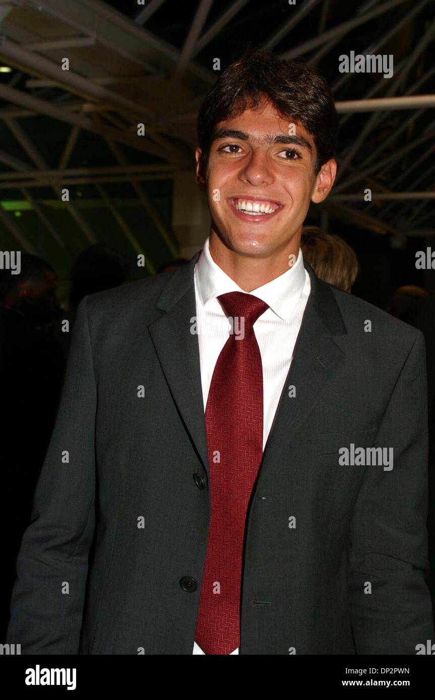 18 janvier 2006 - Sao Paulo, Brésil - 20020826 : SAO PAULO, BRÉSIL : joueur de football brésilien, Kaka dans un shoot studio après avoir signé un contrat publicitaire avec Emporio Armani..Il y a 7 nominés pour le Brésilien Golden Ball Award 2004 : Adriano (Brésil - Inter Milan, Italie), Ailton (Brésil - Schalke 04, Allemagne), Emerson (Brésil - Juventus, Italie), Juninho Pernambucano (Brésil - Olympiqu Banque D'Images