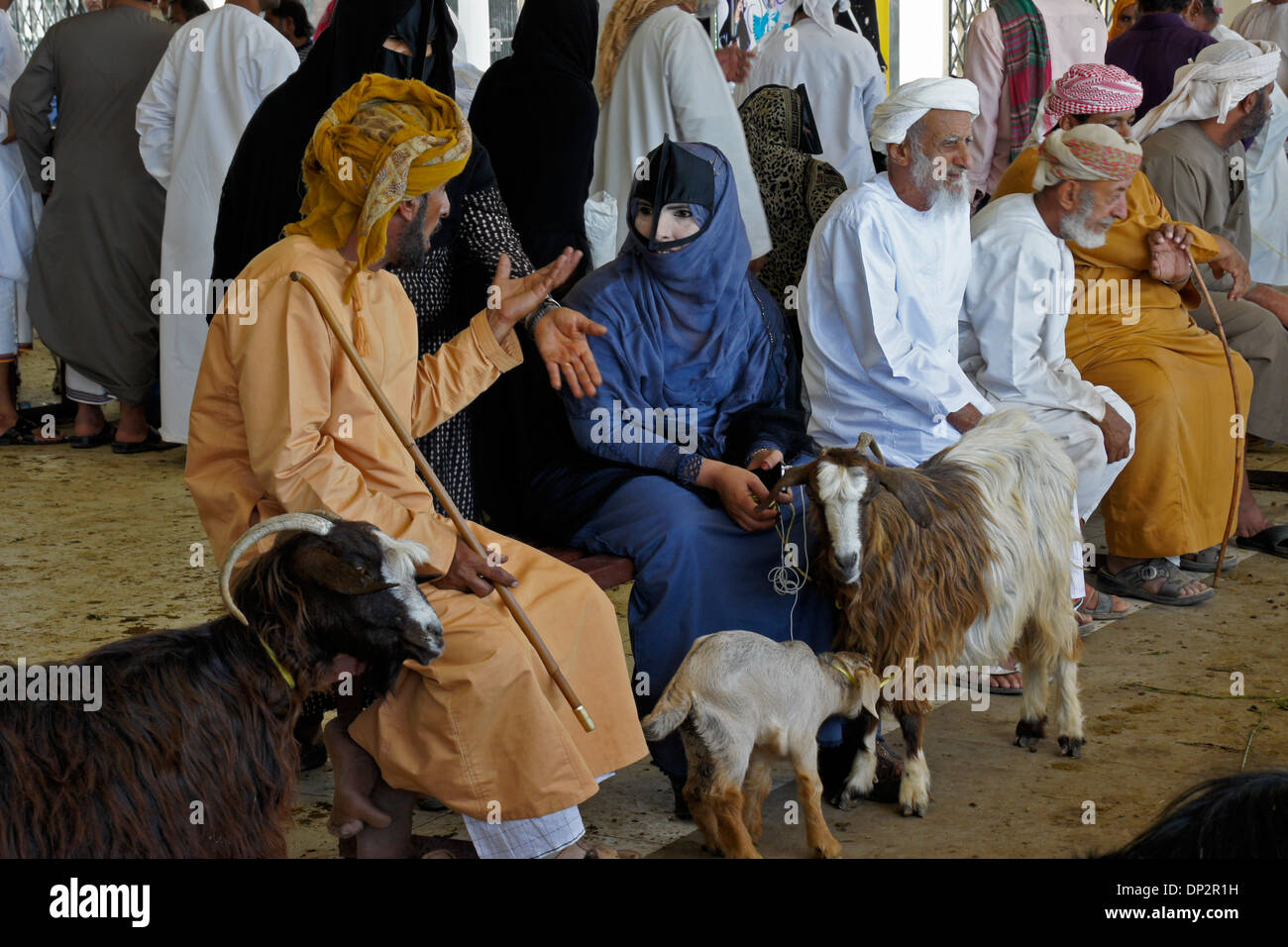 Bedu (bédouins) les personnes vendant les chèvres au marché des animaux à Sinaw, Oman Banque D'Images