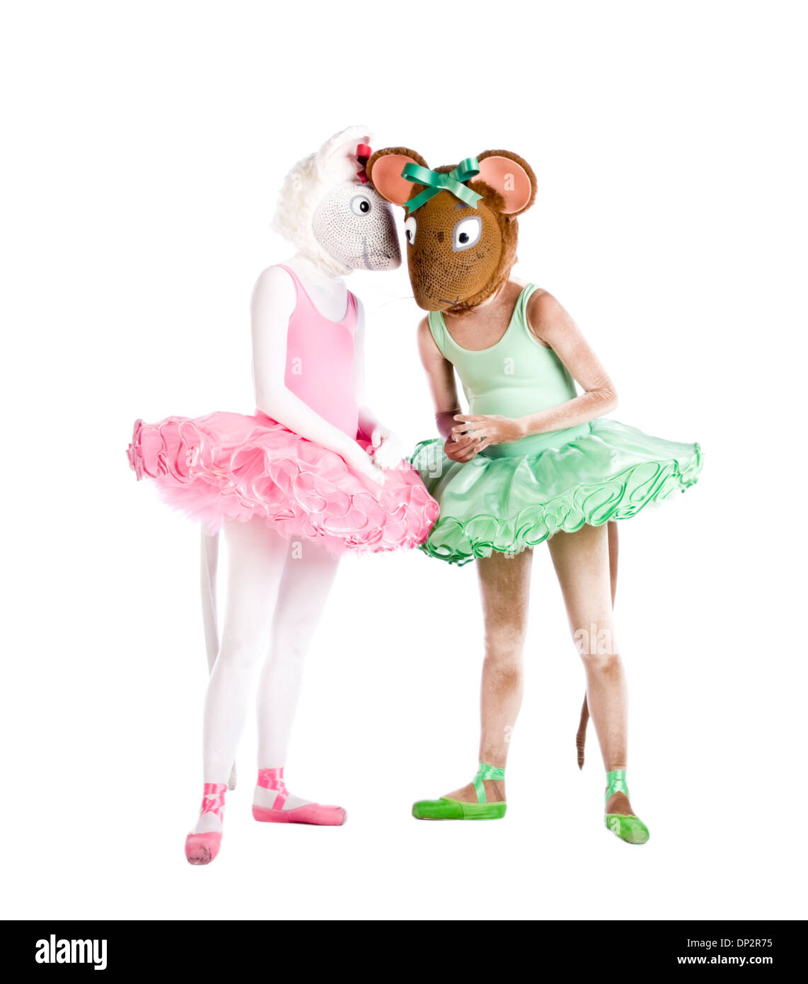 Angelina Ballerina et ami chuchoter à chaque autre photographiés en studio. Banque D'Images