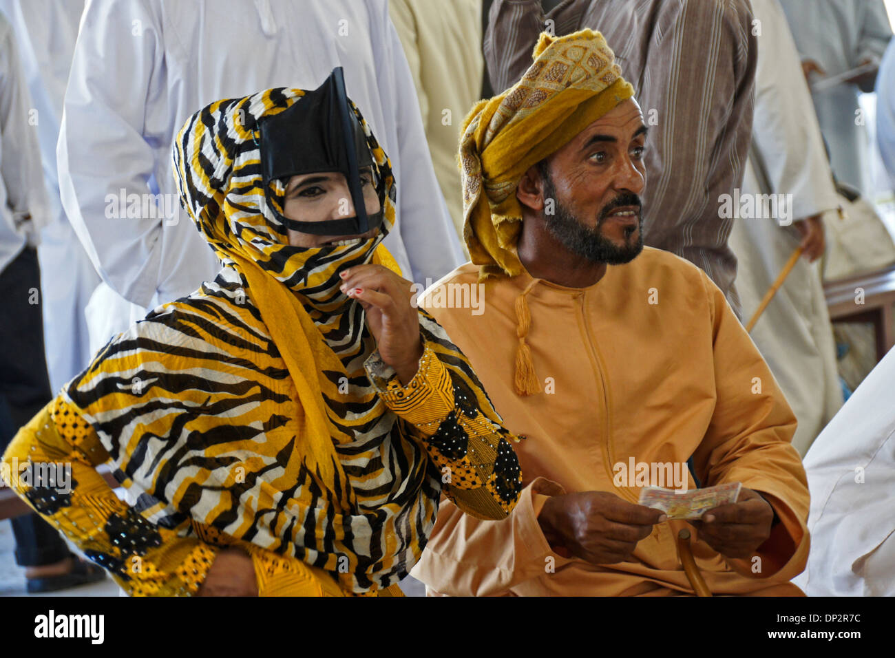 Bedu (bédouins) personnes au marché des animaux à Sinaw, Oman Banque D'Images