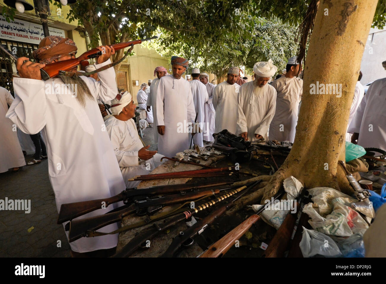 Armes et khanjars for sale at market à Nizwa, Oman Banque D'Images