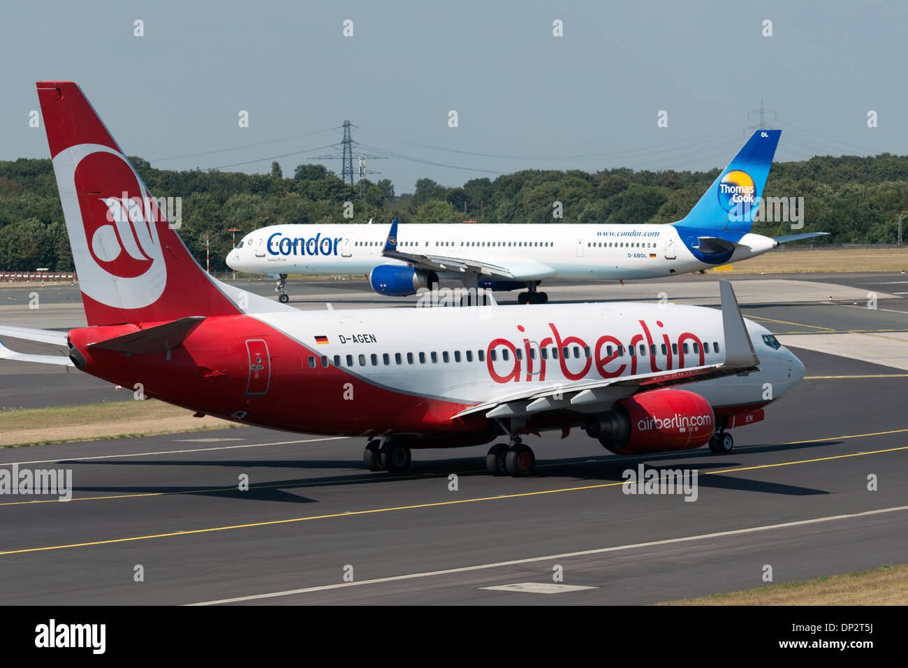 Le roulage des avions de la piste à l'aéroport international de Düsseldorf, Allemagne. Banque D'Images