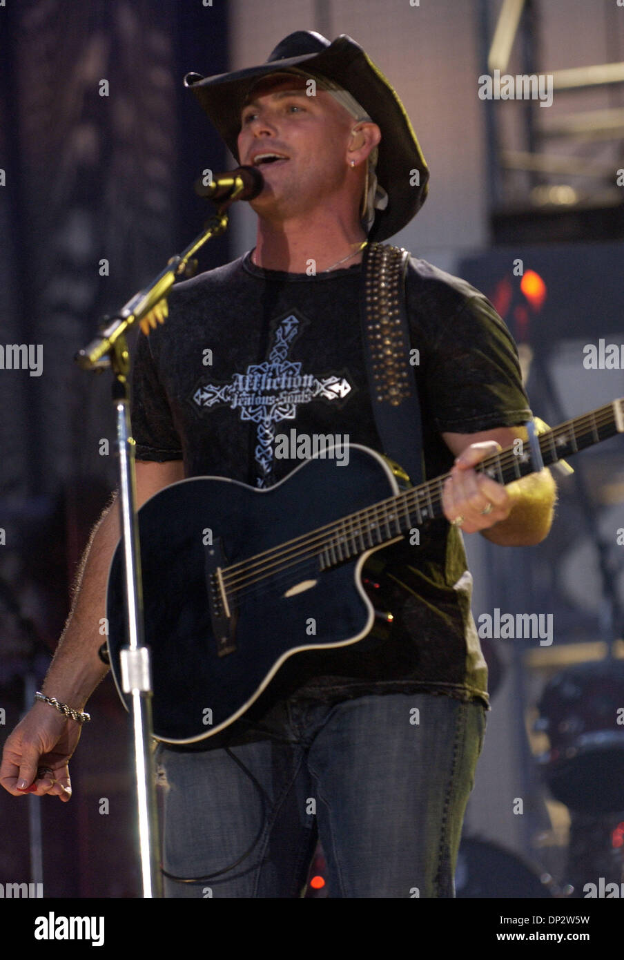 Juin 11, 2006, à Nashville, TN, USA ; musicien Keith Anderson effectue live au LP Field comme le CMA Music Festival 2006 au centre-ville de Nashville. Crédit obligatoire : Photo par Jason Moore/ZUMA Press. (©) Copyright 2006 par Jason Moore Banque D'Images