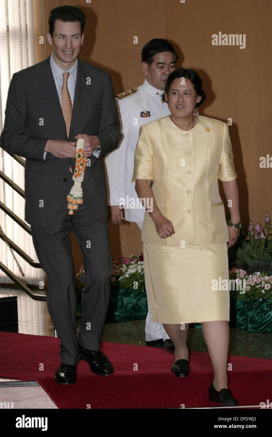 Jun 11, 2006 ; Bangkok, Thaïlande ; Son Altesse Sérénissime le Prince Héréditaire Alois de Liechtenstein est accueilli par Son Altesse Royale la Princesse Sirindorn de la Thaïlande comme il arrive à l'aéroport militaire de Bangkok pour rejoindre le Roi de Thaïlande. Célébrations du 60e anniversaire Invités royaux de 25 pays sont attendus à Bangkok pour Sa Majesté le roi Bumibol Adulyadej's 60e anniversaire Banque D'Images