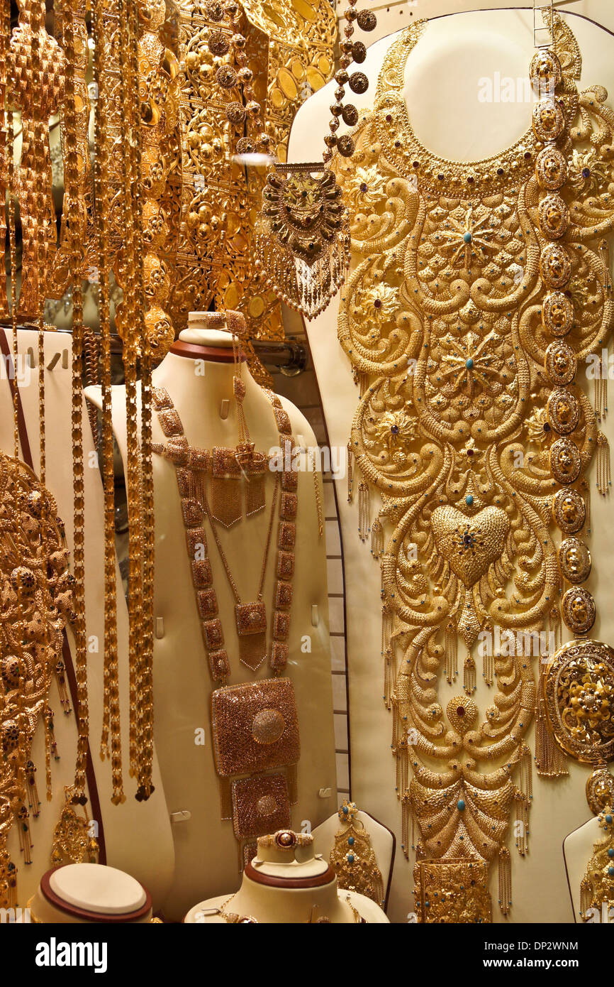 Bijoux en or dans la vitrine du Gold Souk, Dubaï, Émirats Arabes Unis Photo  Stock - Alamy