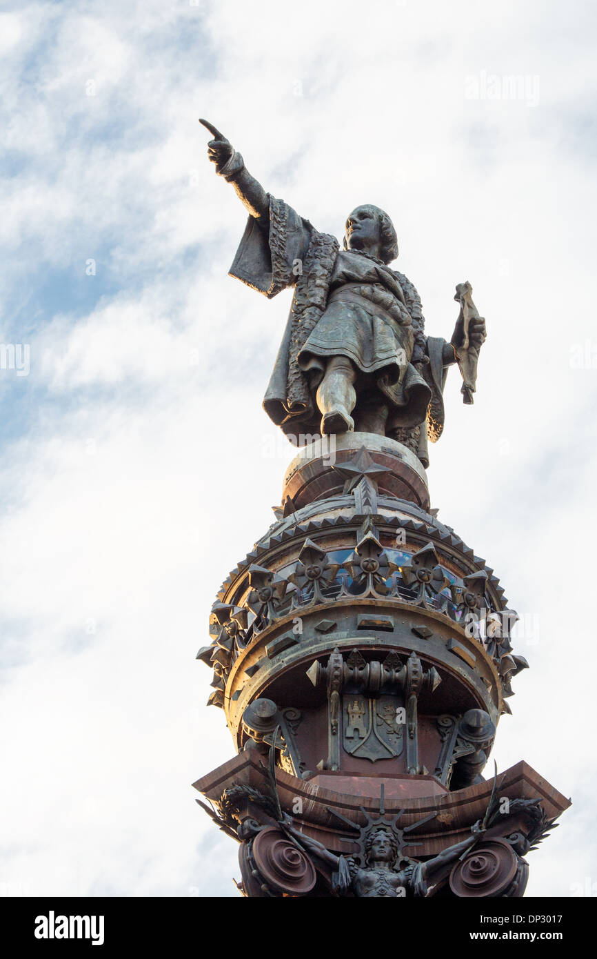 Statue de Christophe Colomb pointant vers l'Ouest au-dessus de l'hôtel Mirador de Colon monument à Barcelone, Espagne. Banque D'Images