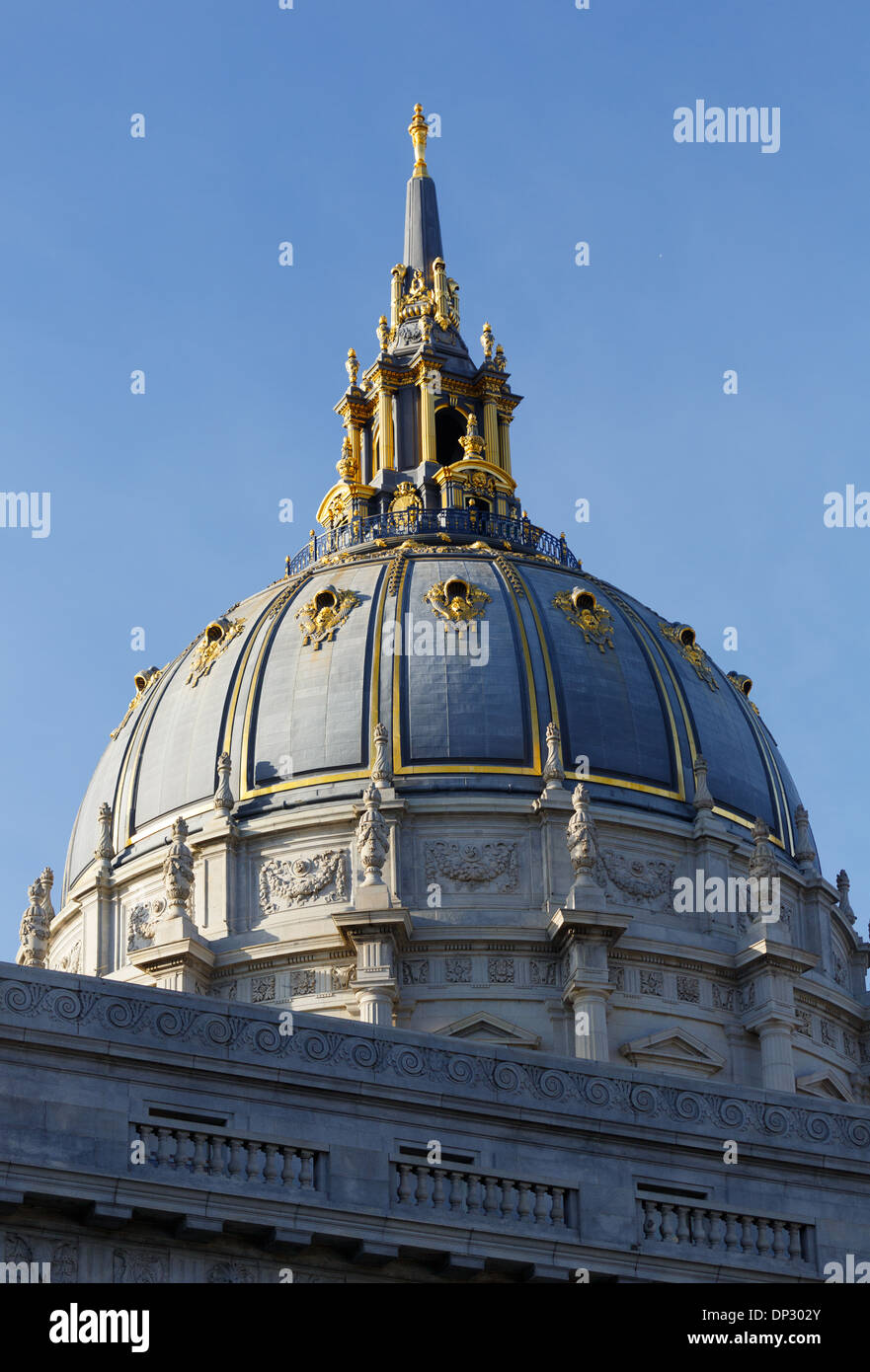 L'Hôtel de ville de San Francisco dispose d'un dôme avec une pinnacle doré sur le dessus. Le dôme est le cinquième plus grand au monde. Banque D'Images