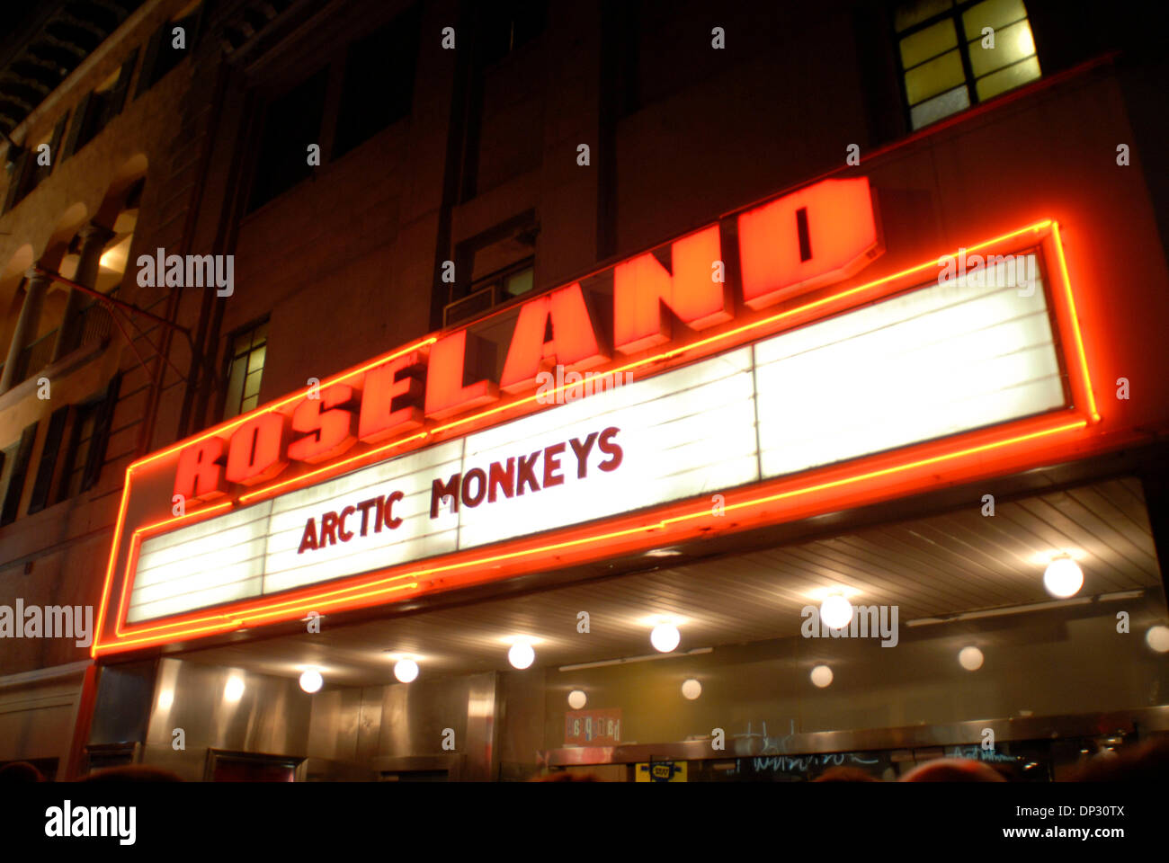 Jun 14, 2006 ; New York, NY, USA ; groupe de rock britannique Arctic Monkeys effectuer un concert sold out à l'historique Roseland Ballroom à New York. Le groupe a sorti un premier CD sur internet et lorsqu'il a été publié officiellement était la plus grande vente de CD d'introduction en anglais l'histoire de la musique, surpassant ainsi le premier album enregistrement de vente, détenus par les Beatles. Roseland Ballroom est un an 100 Banque D'Images Jun 14, 2006 ; New York, NY, USA ; groupe de rock britannique Arctic Monkeys effectuer un concert sold out à l'historique Roseland Ballroom à New York. Le groupe a sorti un premier CD sur internet et lorsqu'il a été publié officiellement était la plus grande vente de CD d'introduction en anglais l'histoire de la musique, surpassant ainsi le premier album enregistrement de vente, détenus par les Beatles. Roseland Ballroom est un an 100 Banque D'Images