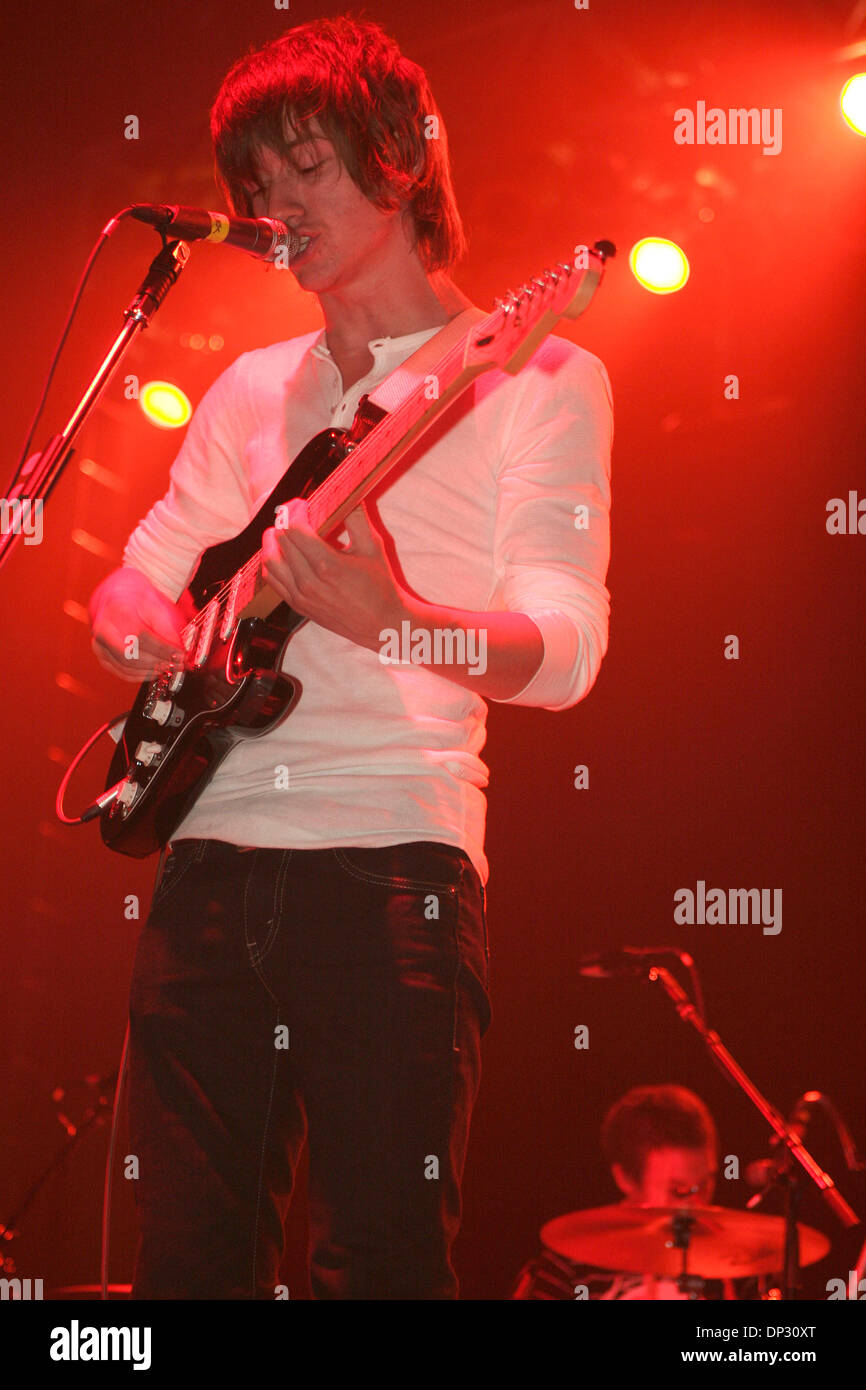 Jun 14, 2006 ; New York, NY, USA ; Le "Arctic Monkeys" en live en concert au Roseland. Crédit obligatoire : Photo par Aviv petit/ZUMA Press. (©) Copyright 2006 par Aviv Petit Banque D'Images Jun 14, 2006 ; New York, NY, USA ; Le "Arctic Monkeys" en live en concert au Roseland. Crédit obligatoire : Photo par Aviv petit/ZUMA Press. (©) Copyright 2006 par Aviv Petit Banque D'Images