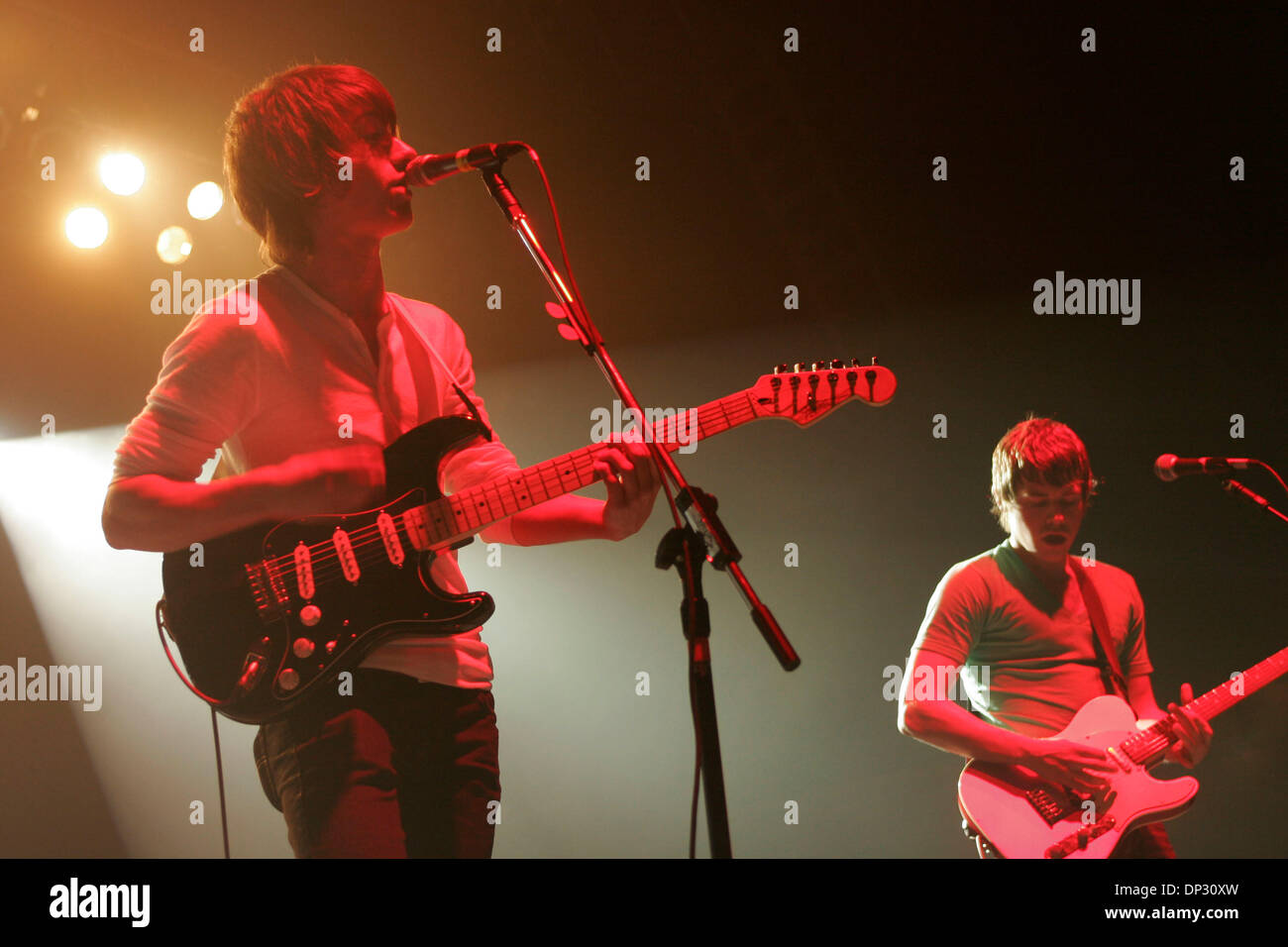 Jun 14, 2006 ; New York, NY, USA ; Le "Arctic Monkeys" en live en concert au Roseland. Crédit obligatoire : Photo par Aviv petit/ZUMA Press. (©) Copyright 2006 par Aviv Petit Banque D'Images Jun 14, 2006 ; New York, NY, USA ; Le "Arctic Monkeys" en live en concert au Roseland. Crédit obligatoire : Photo par Aviv petit/ZUMA Press. (©) Copyright 2006 par Aviv Petit Banque D'Images