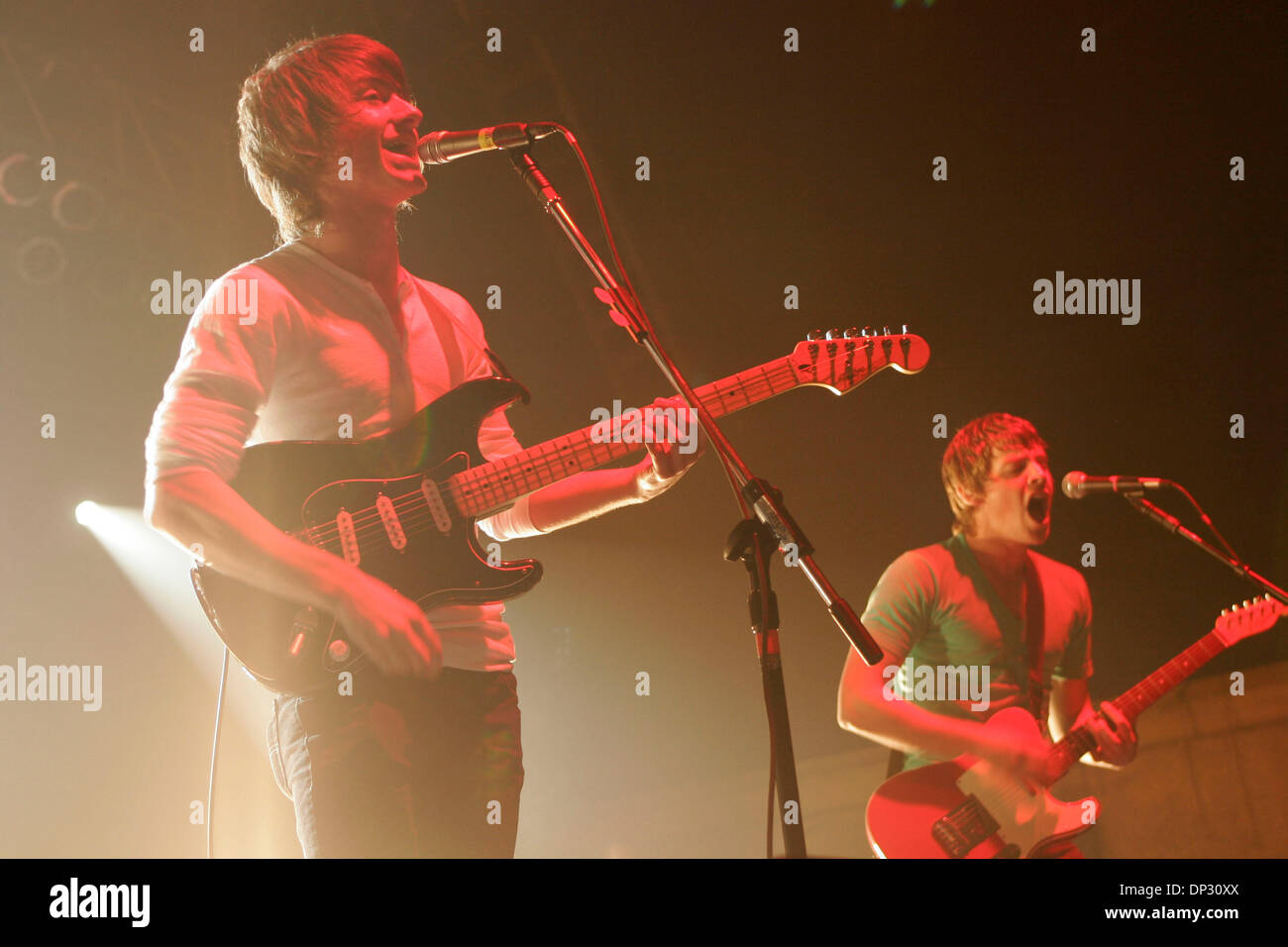 Jun 14, 2006 ; New York, NY, USA ; Le "Arctic Monkeys" en live en concert au Roseland. Crédit obligatoire : Photo par Aviv petit/ZUMA Press. (©) Copyright 2006 par Aviv Petit Banque D'Images Jun 14, 2006 ; New York, NY, USA ; Le "Arctic Monkeys" en live en concert au Roseland. Crédit obligatoire : Photo par Aviv petit/ZUMA Press. (©) Copyright 2006 par Aviv Petit Banque D'Images