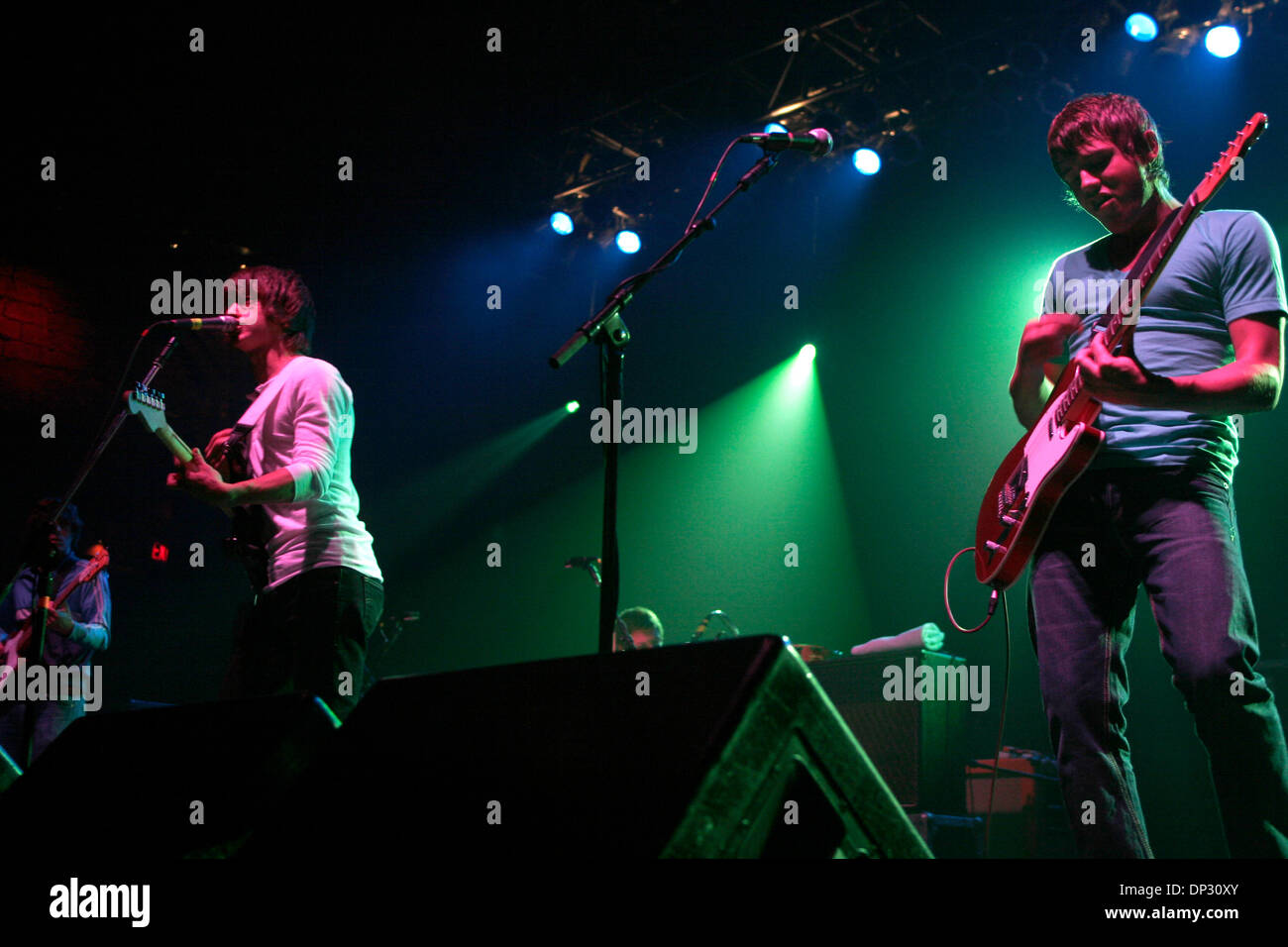 Jun 14, 2006 ; New York, NY, USA ; Le "Arctic Monkeys" en live en concert au Roseland. Crédit obligatoire : Photo par Aviv petit/ZUMA Press. (©) Copyright 2006 par Aviv Petit Banque D'Images Jun 14, 2006 ; New York, NY, USA ; Le "Arctic Monkeys" en live en concert au Roseland. Crédit obligatoire : Photo par Aviv petit/ZUMA Press. (©) Copyright 2006 par Aviv Petit Banque D'Images