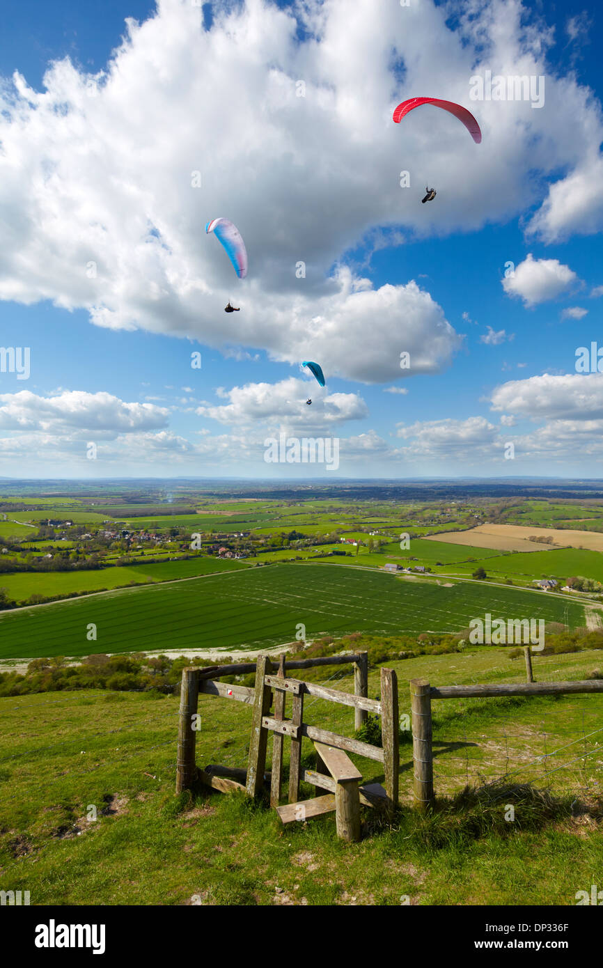 Parapentes appréciant les paysages à travers les South Downs, West Sussex. Vol au-dessus de Devil's Dyke. Banque D'Images