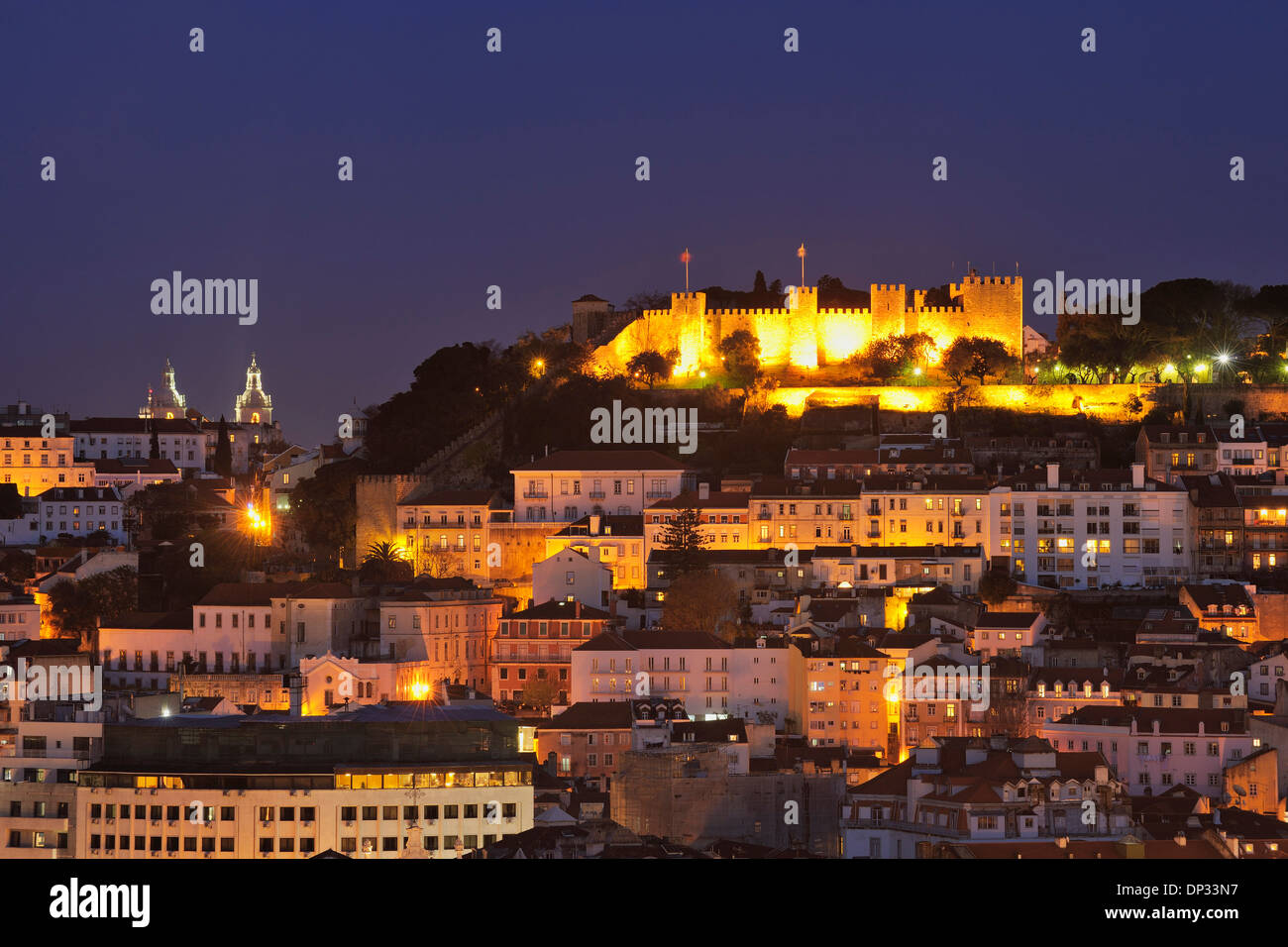 Castelo de Sao Jorge est éclairée la nuit, Lisbonne, Portugal Banque D'Images